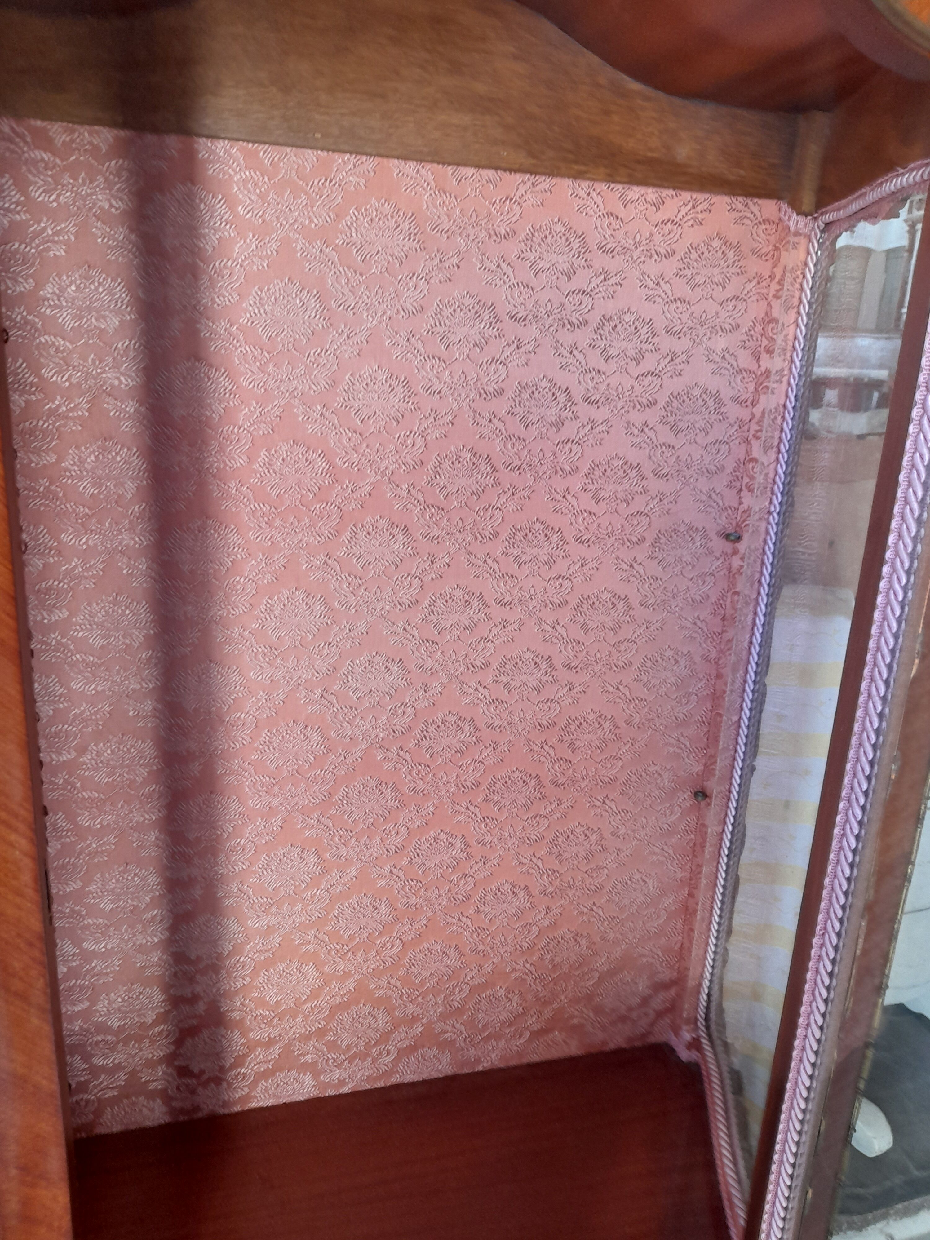 Vitrine Louis XV galbée en marqueterie et vernis Martin