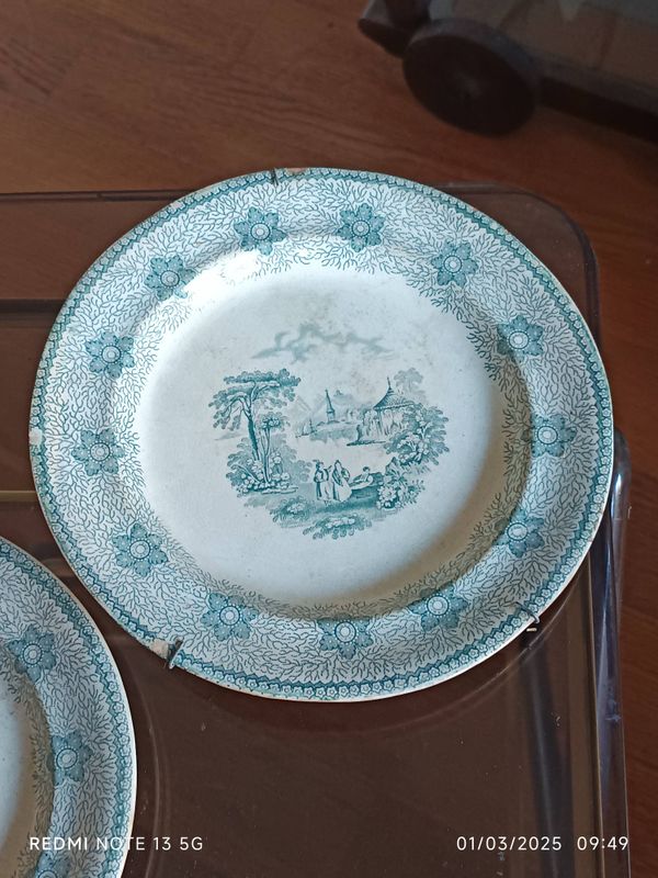 grand plat et assiettes en faience XIXème décor au chinois