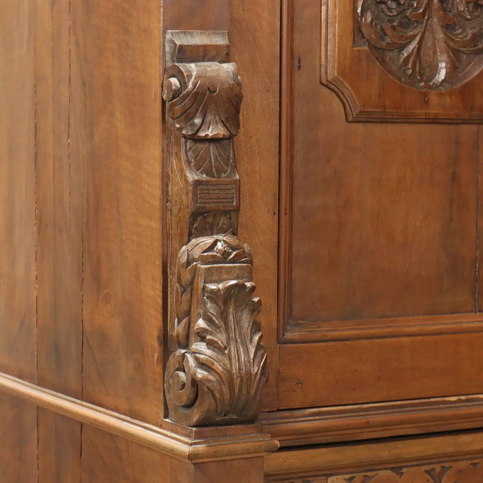 Antique neo-Renaissance walnut buffet, Italy, 19th century