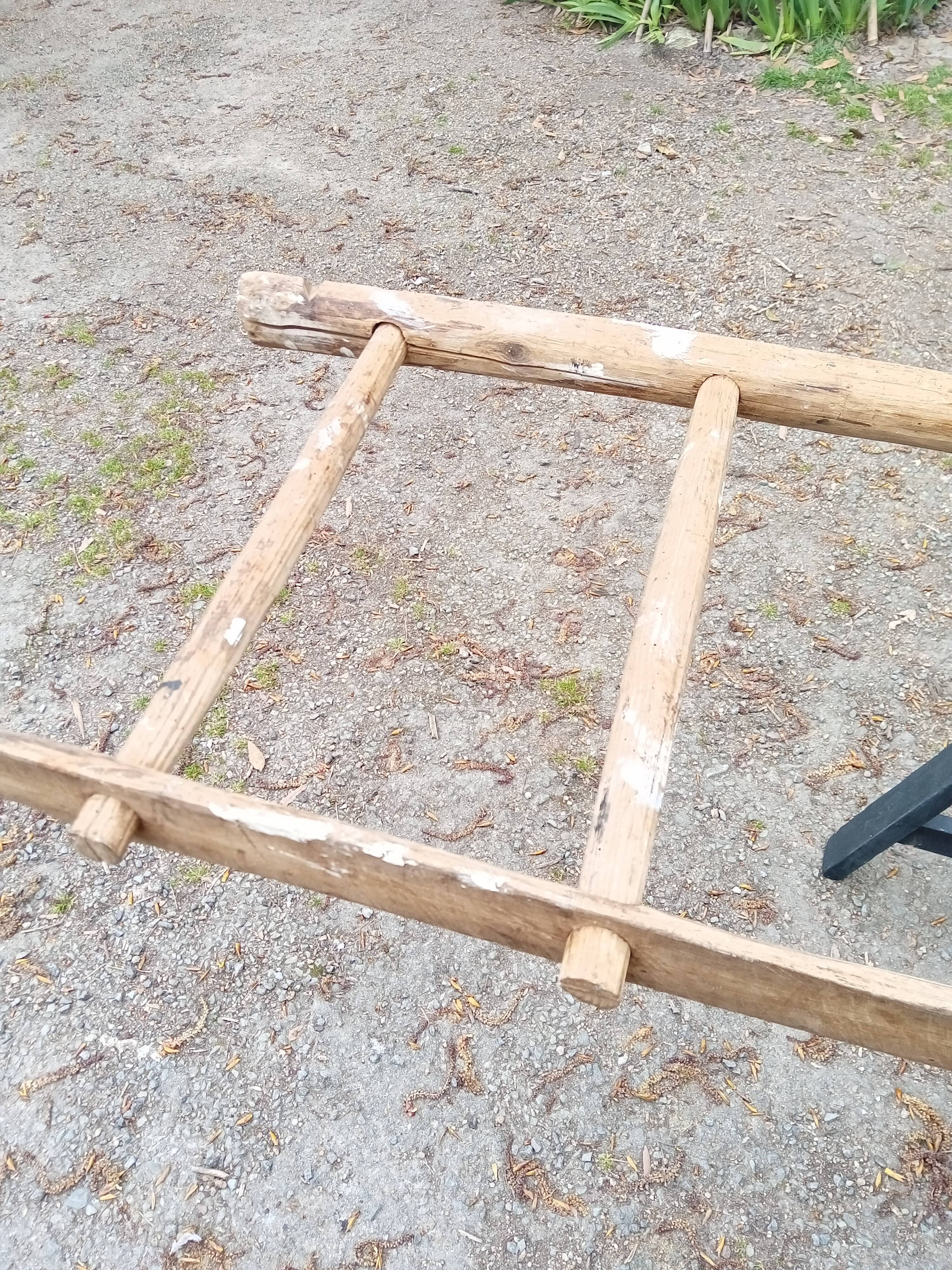 Old wood scale 3.2 m