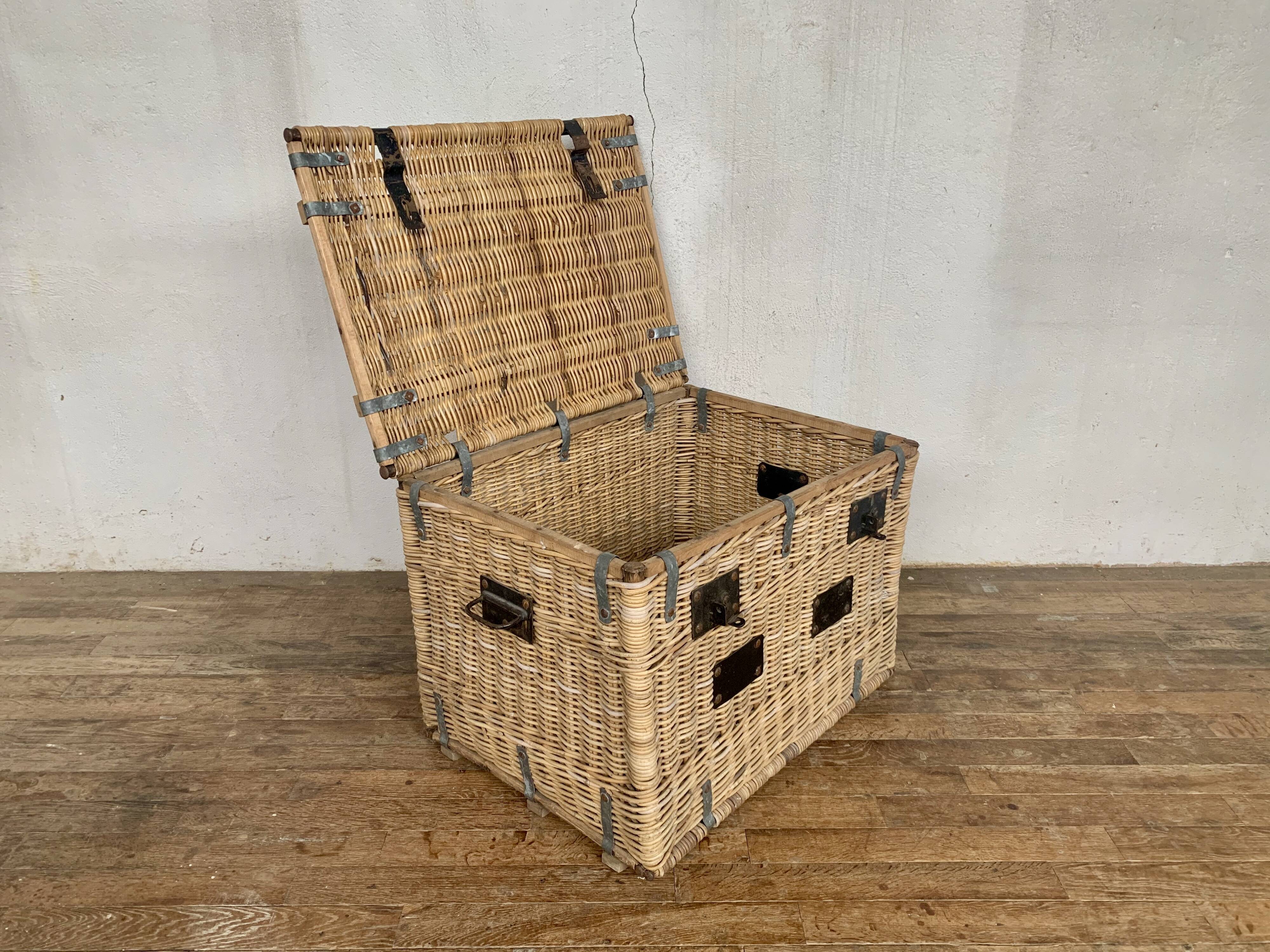 Former sncf travel trunk in rattan early XXeme