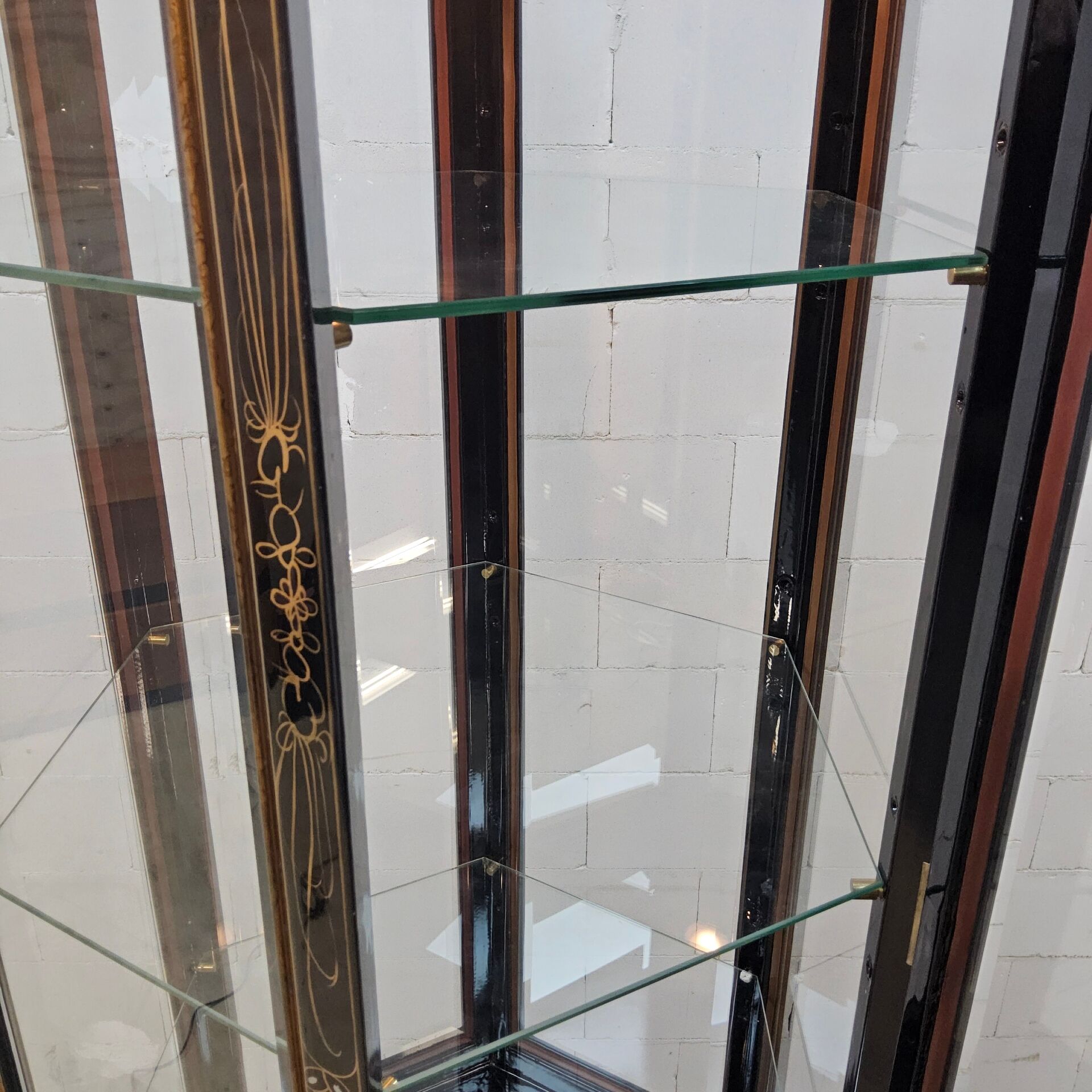 Vitrine chinoise avec toit en pagode et éclairage (asiatique)