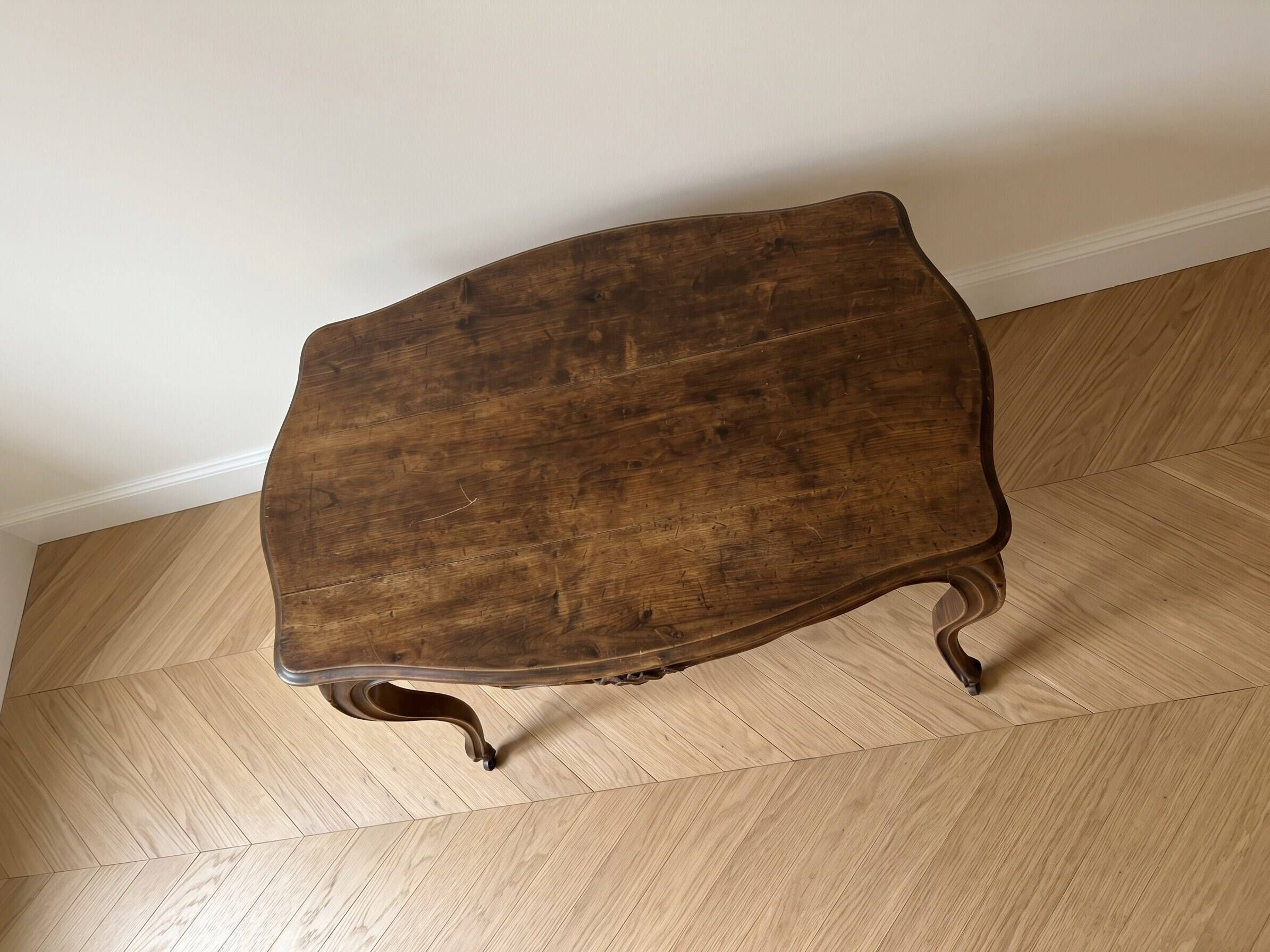Louis XV coffee table in carved solid wood.