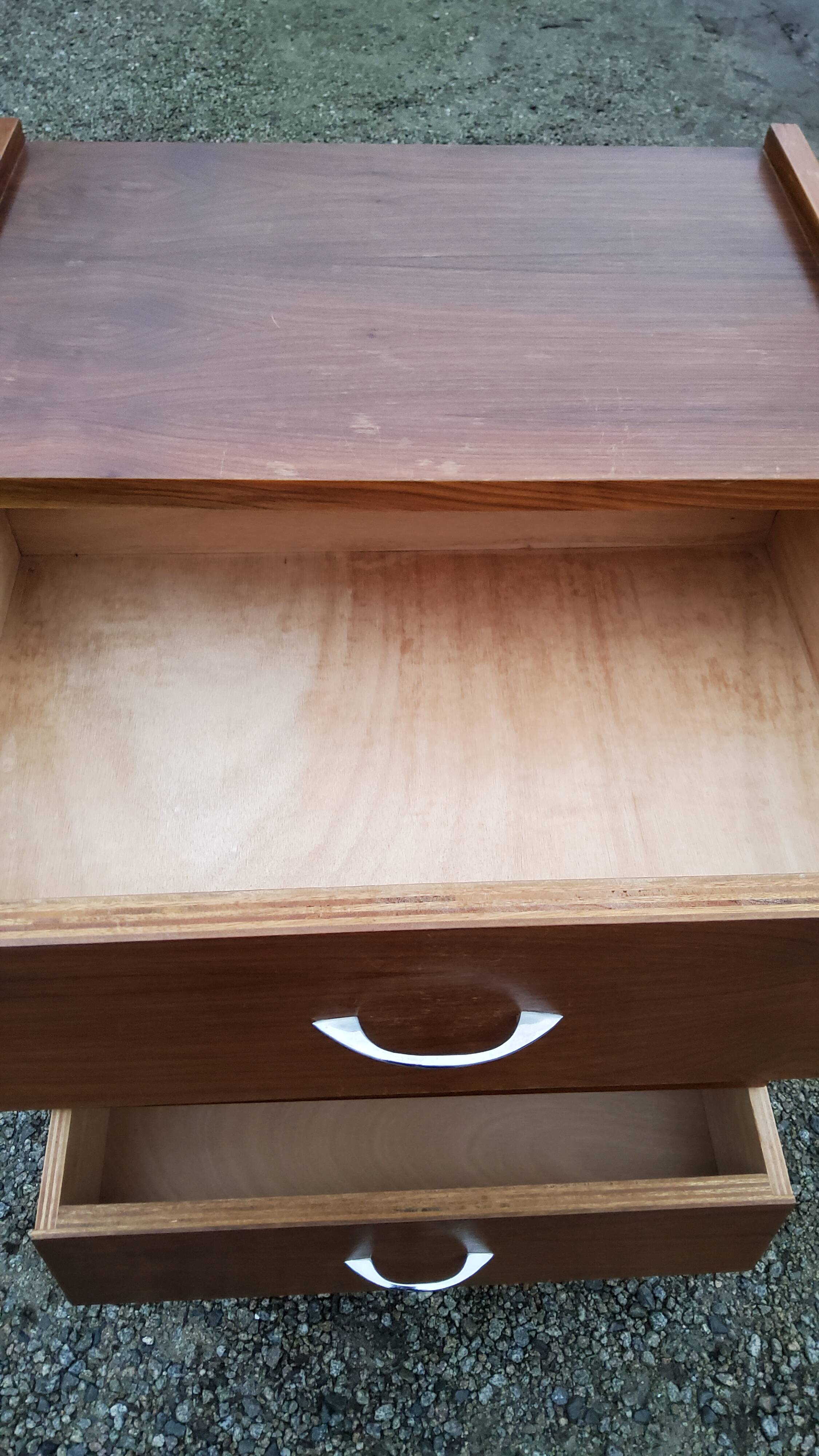 Chest of drawers of the 50s in rosewood spindle feet and fins