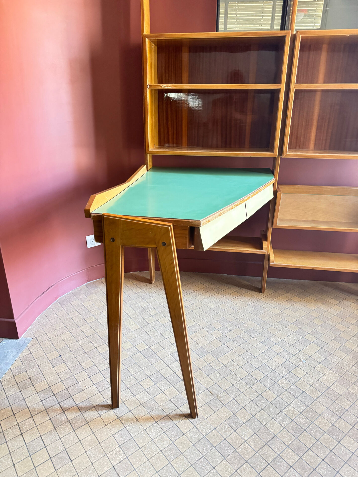 Bibliothèque avec bureau