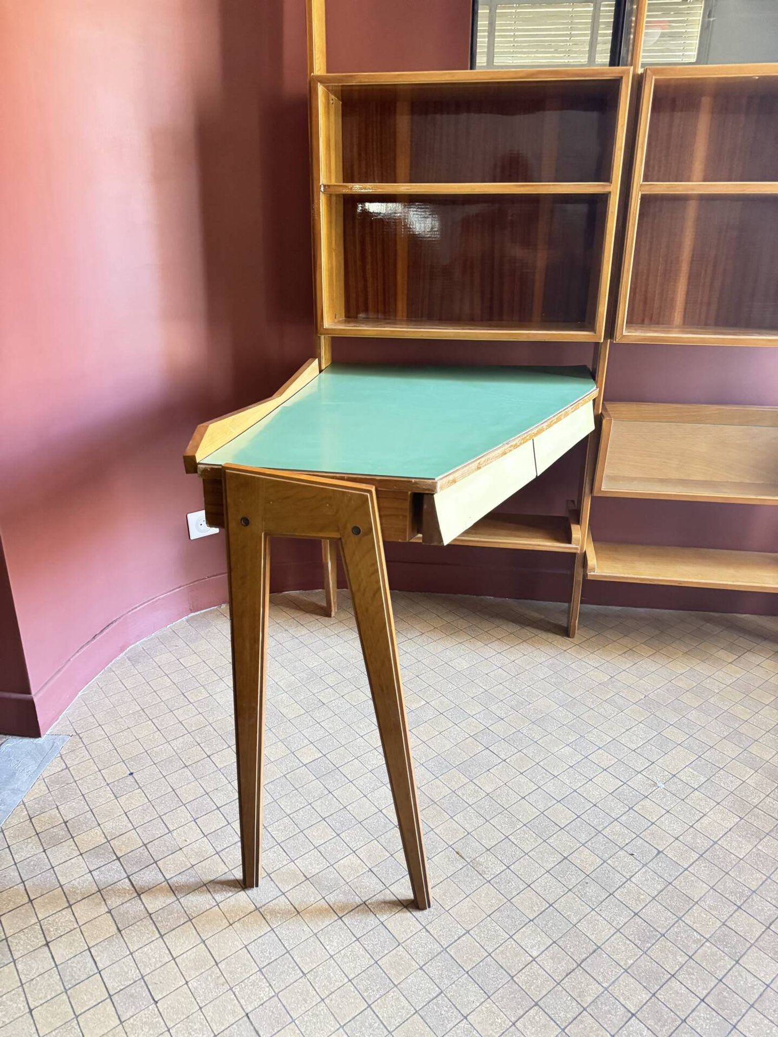 Bibliothèque avec bureau
