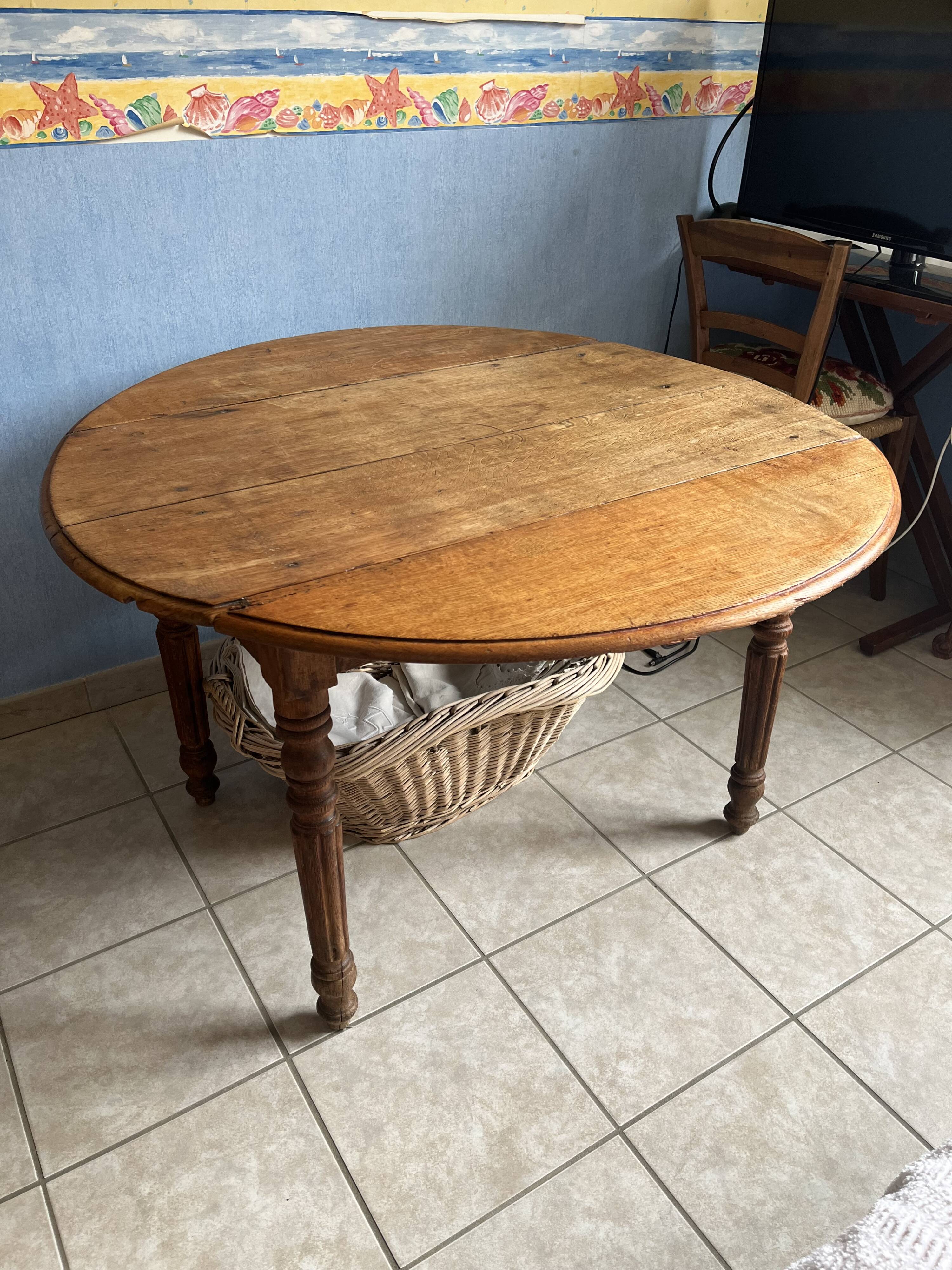 Louis Philippe round table