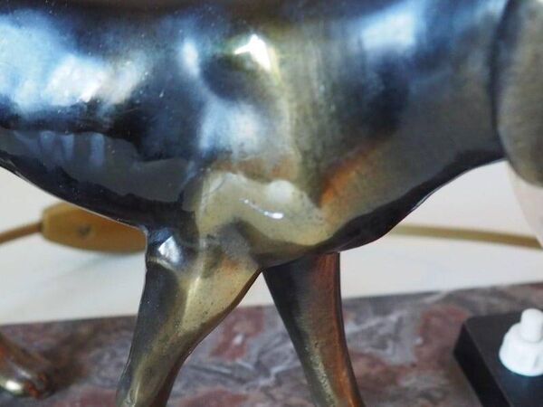 Lampe de table Art déco chien de chasse sur socle en marbre