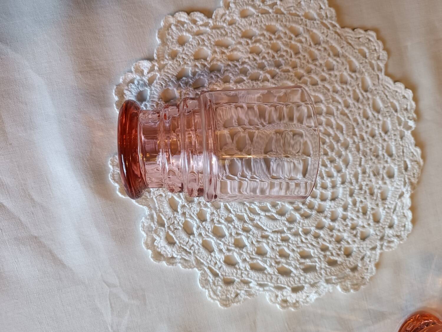 Art Deco glassware set in pink glass, 22 pieces