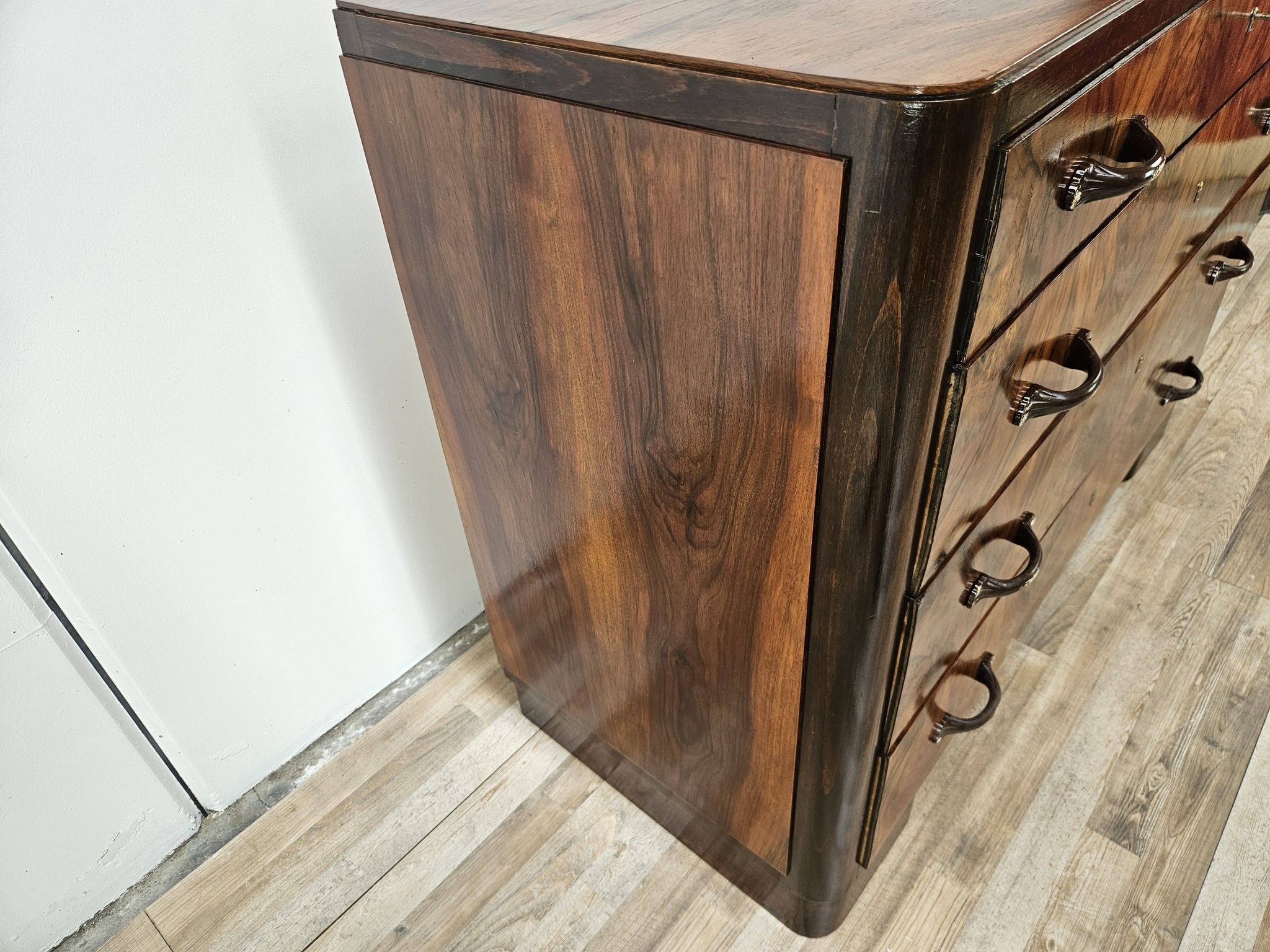 Art Decò chest of drawers from the 1940s in mahogany and briar