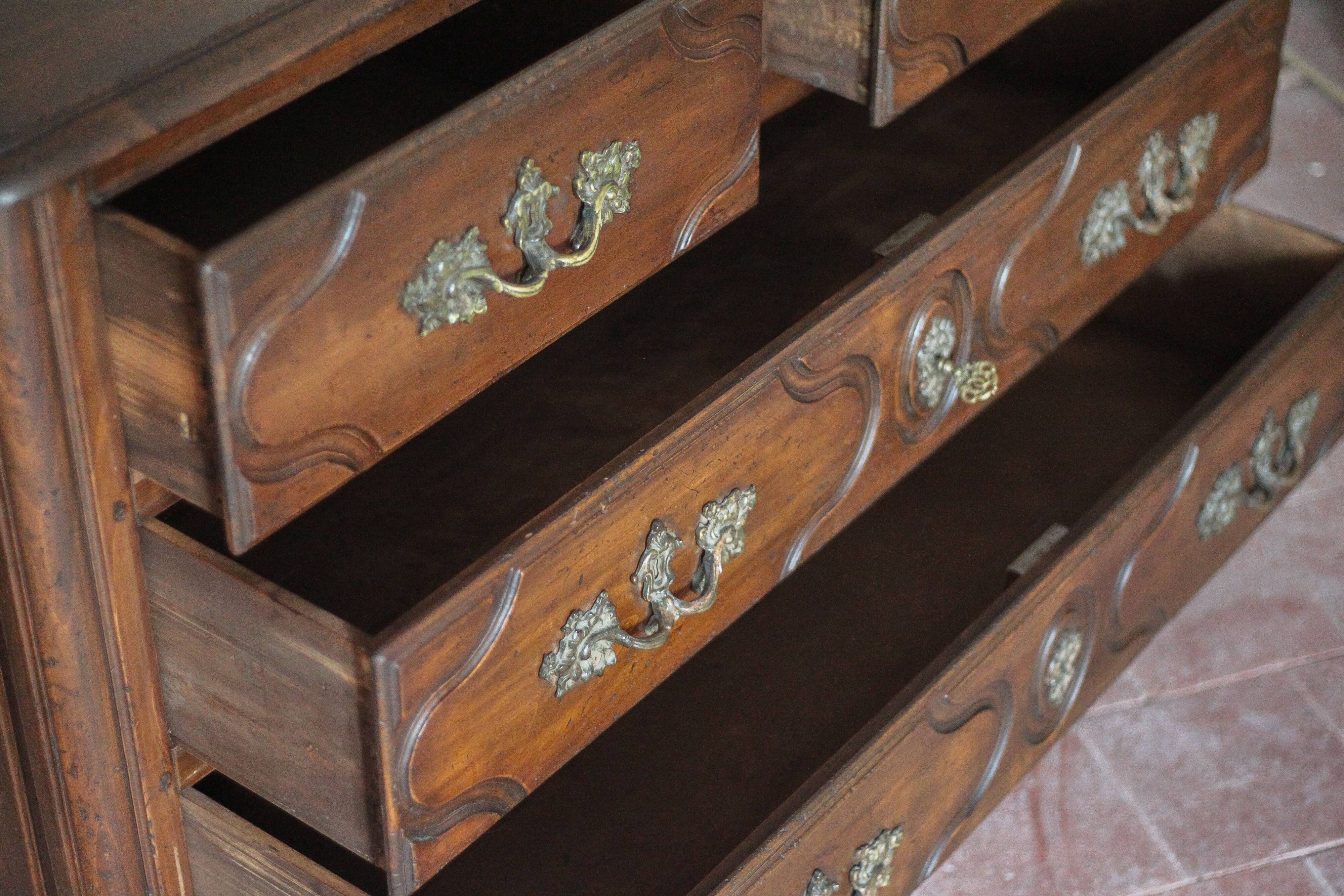 Wooden chest of drawers with 4 drawers in Louis XV style