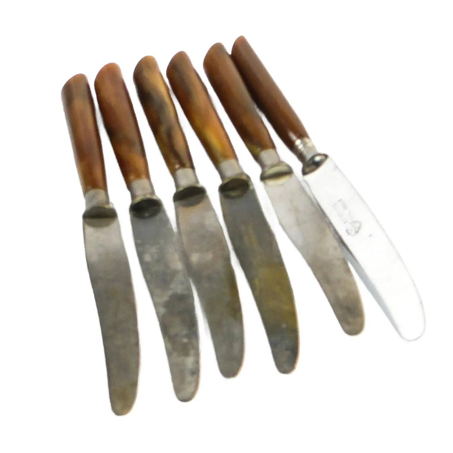 Ensemble de couteaux, style mid-century modern, bakélite marron, Suède, années 1950.