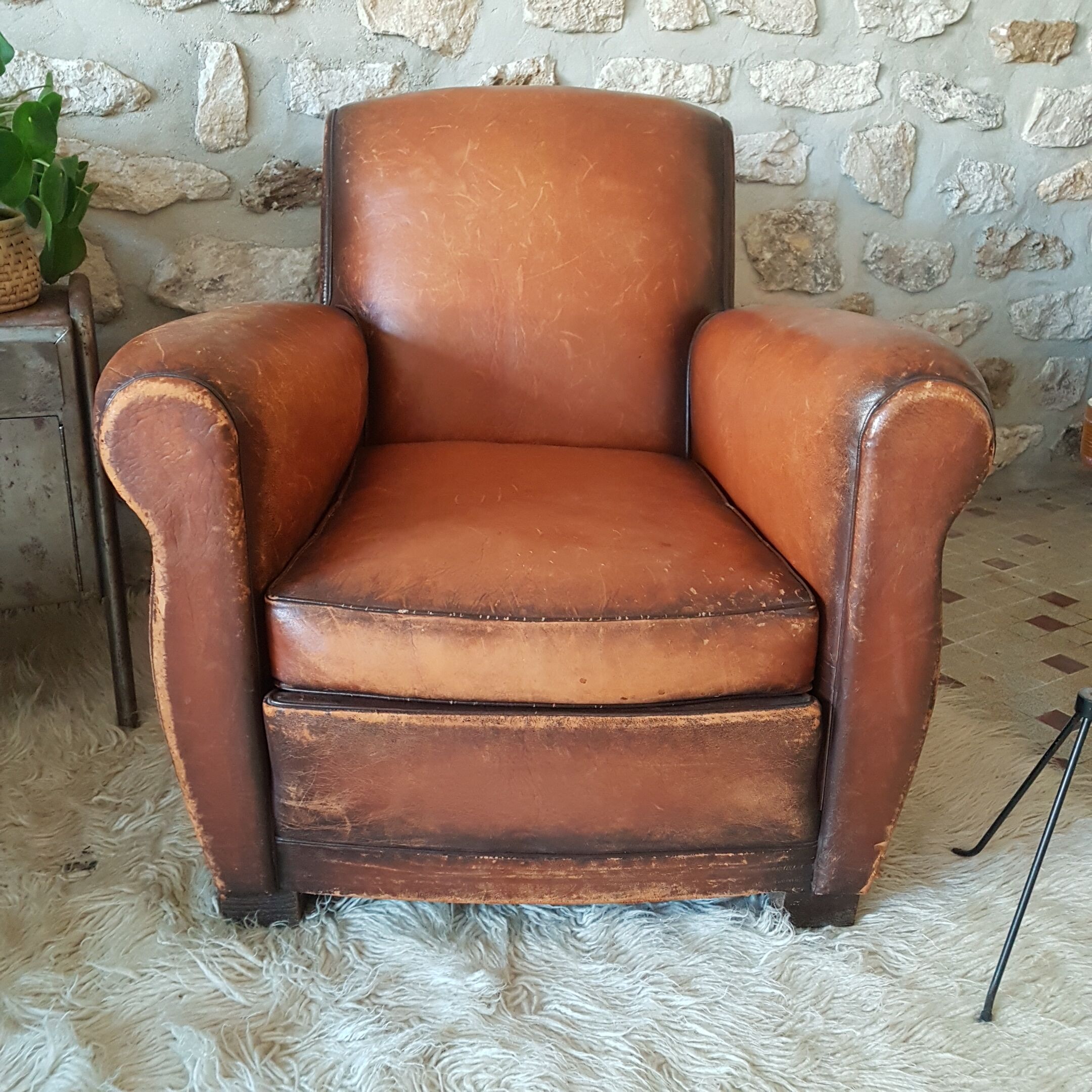 Paire de fauteuil club en cuir cognac patiné et usé