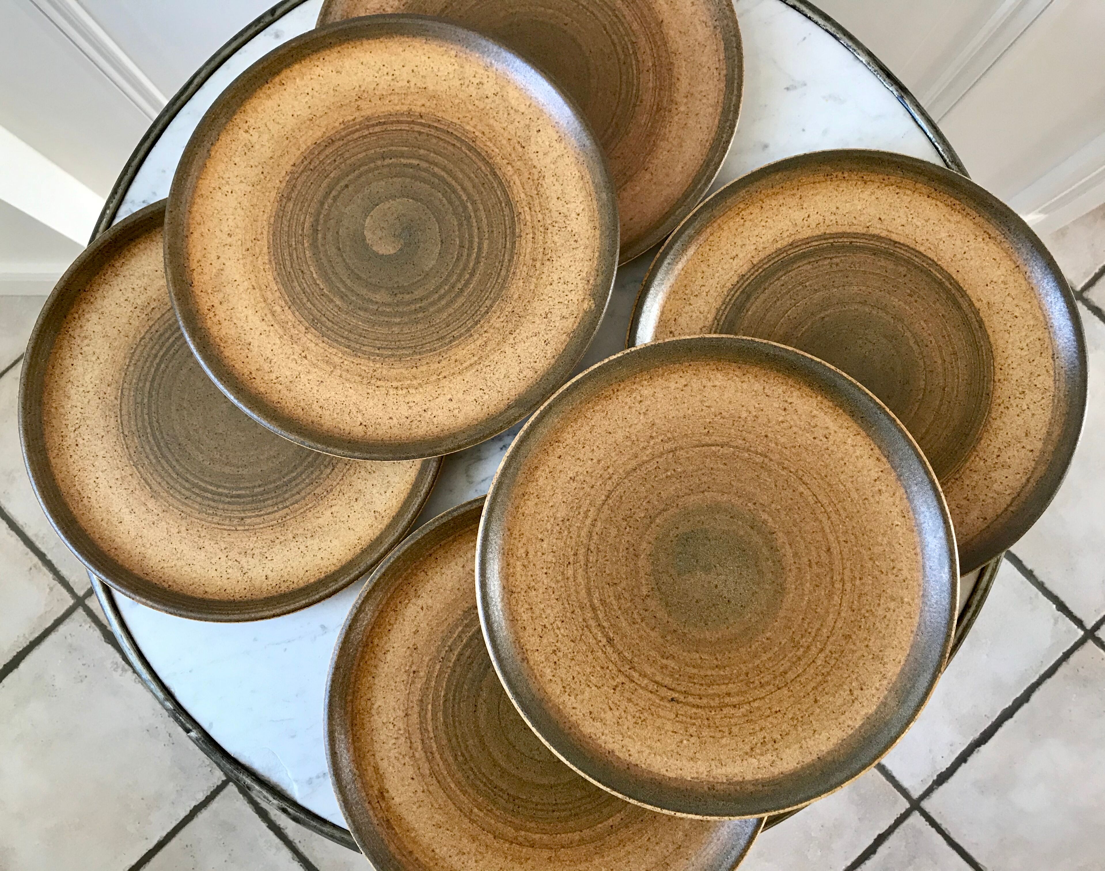 Set of 6 Lonchamp flat plates in hand-painted sandstone