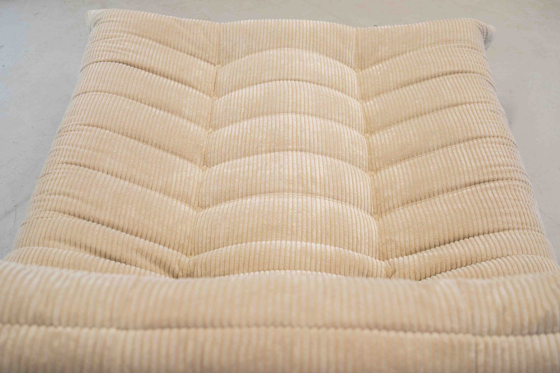 Togo chaise lounge in white corduroy fabric attributed to Michel Ducaroy for Ligne Roset, 1974