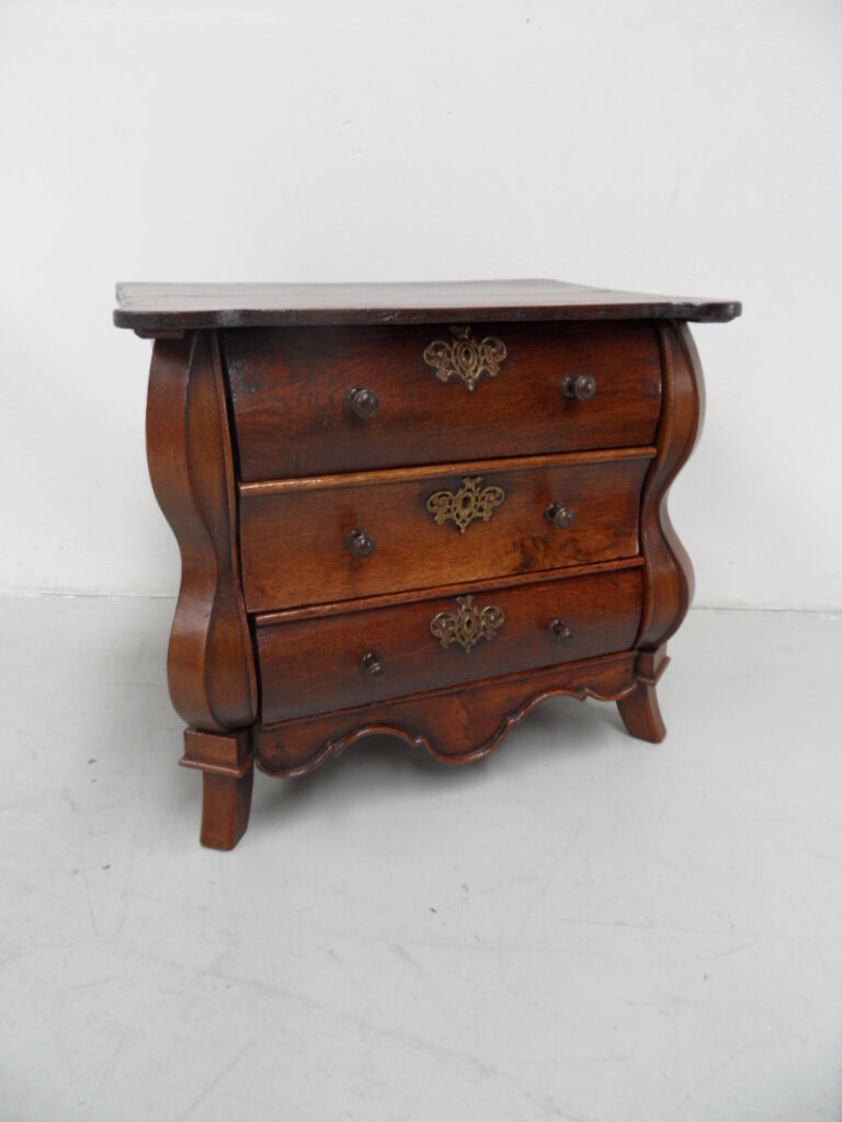 Commode miniature antique en chêne