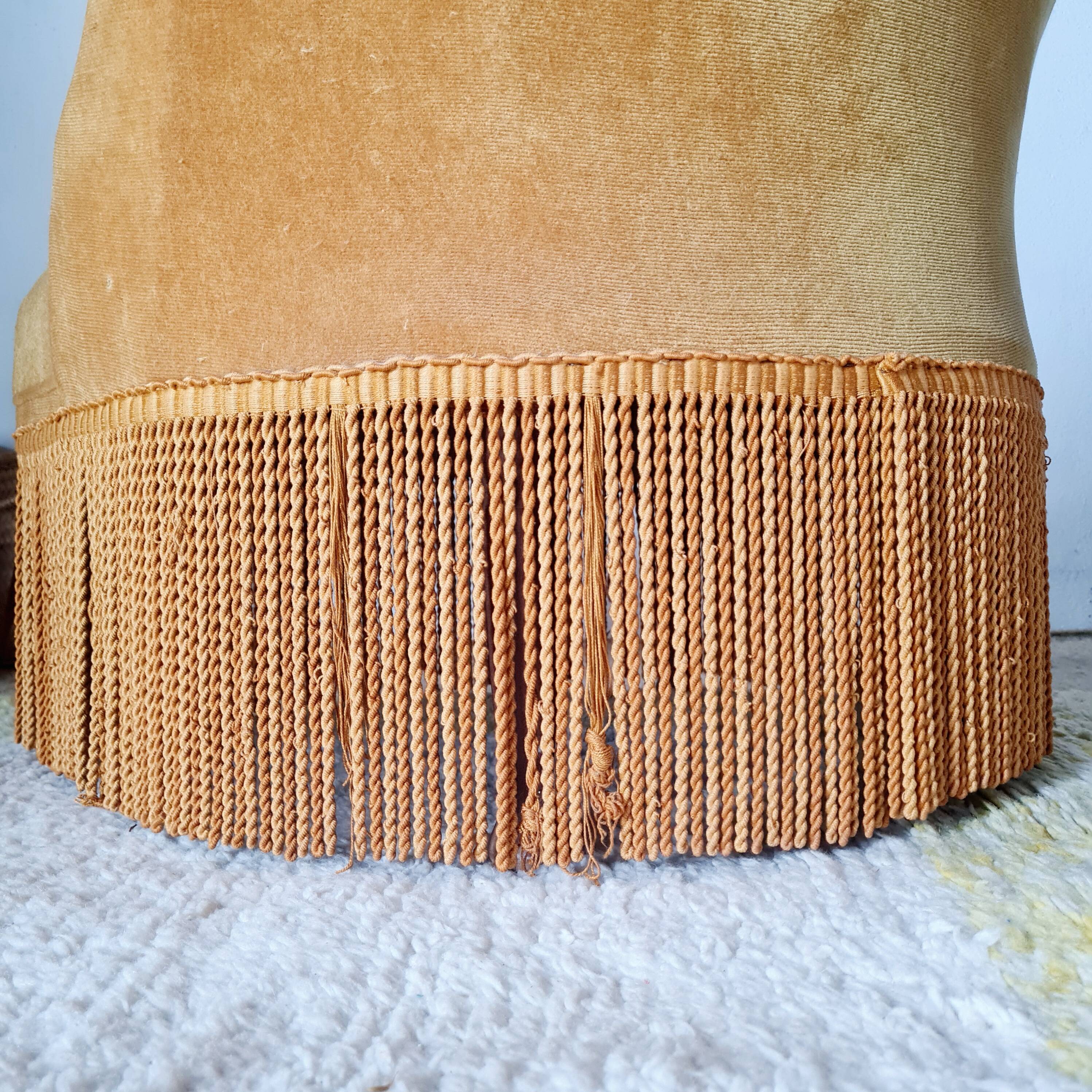 Fauteuil crapaud velours capitonné jaune