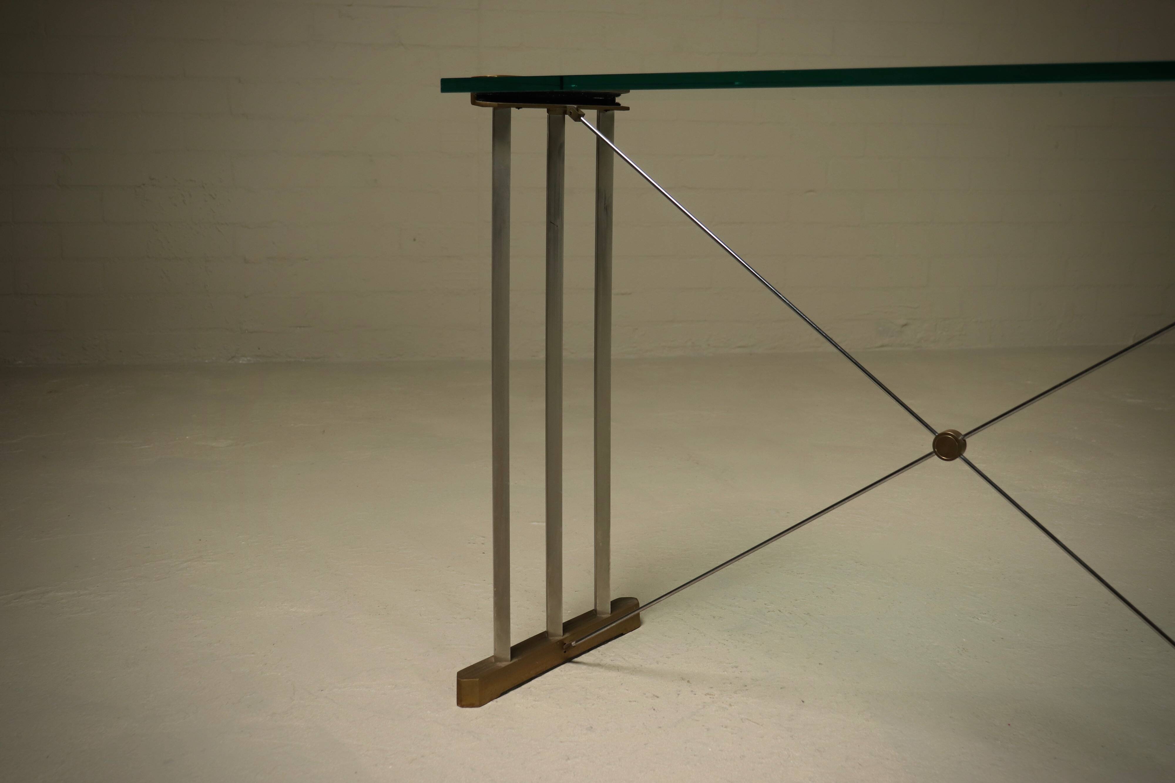 Table console en laiton, plateau en verre par Peter Ghyczy, années 1970