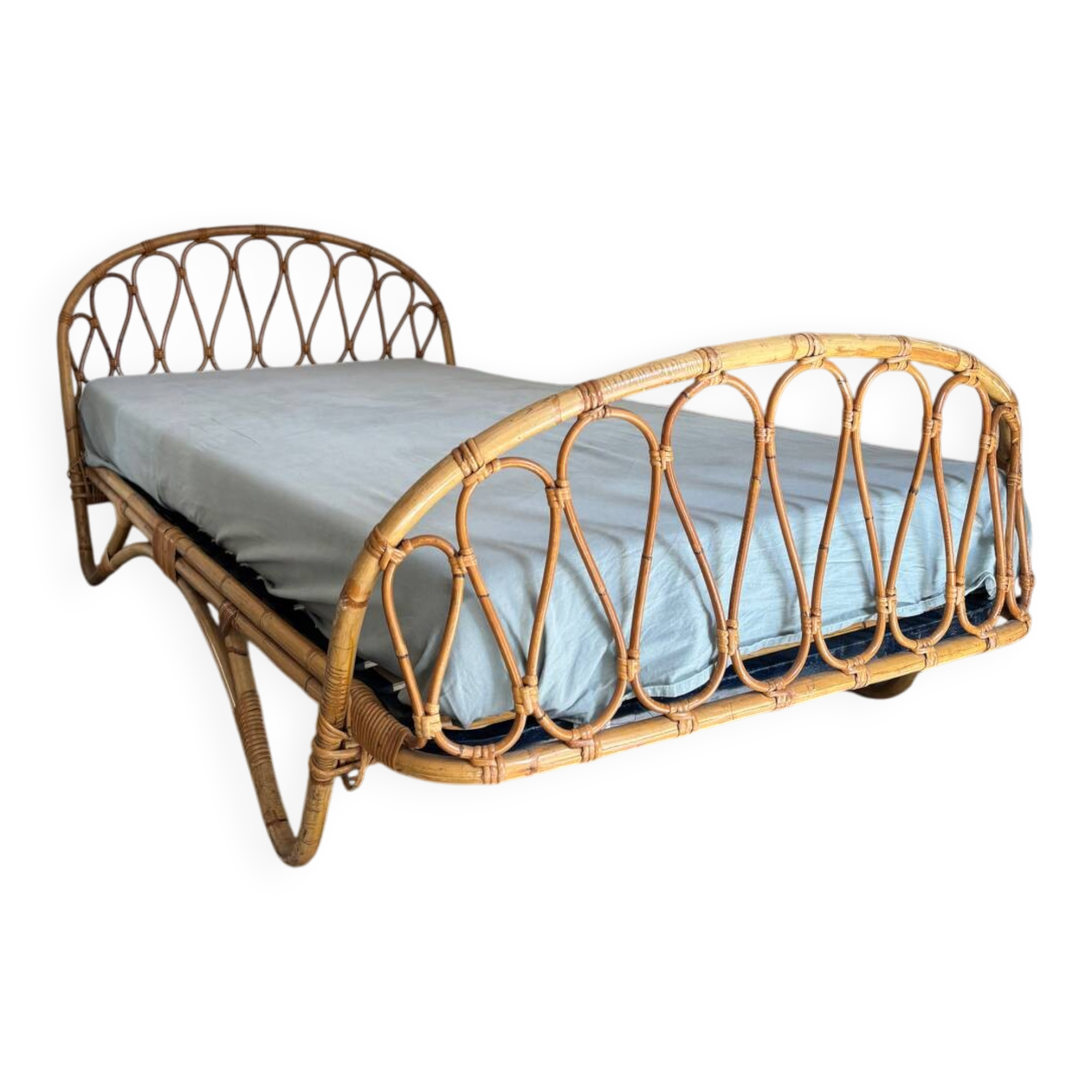 Rattan bed