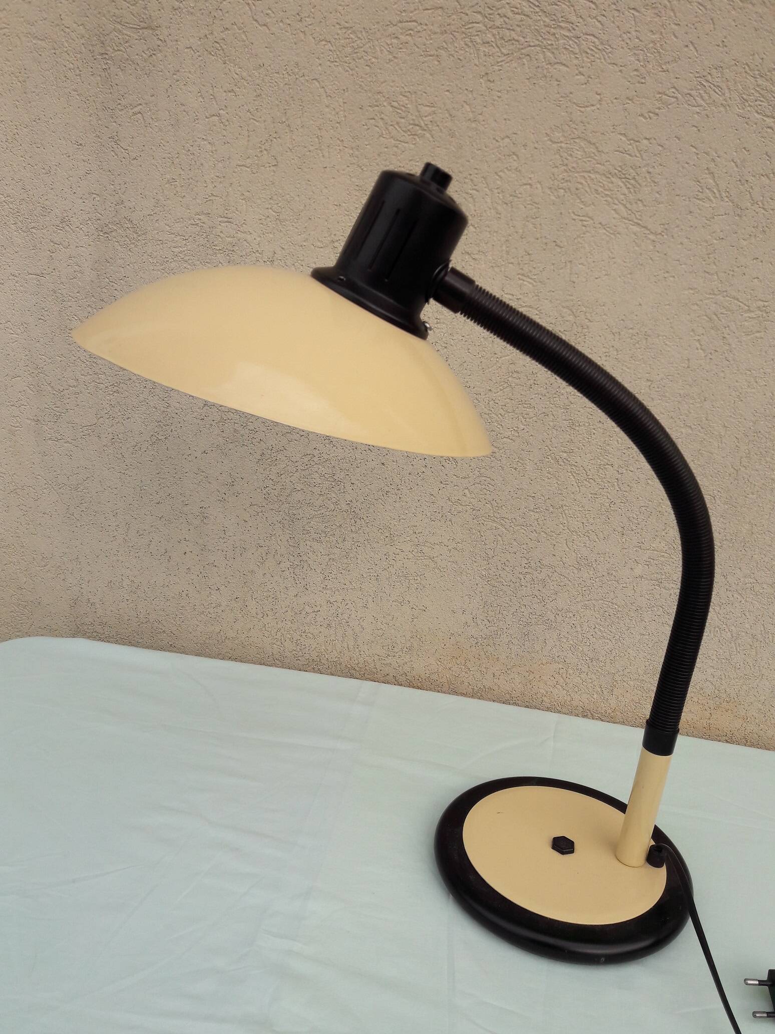 Desk lamp