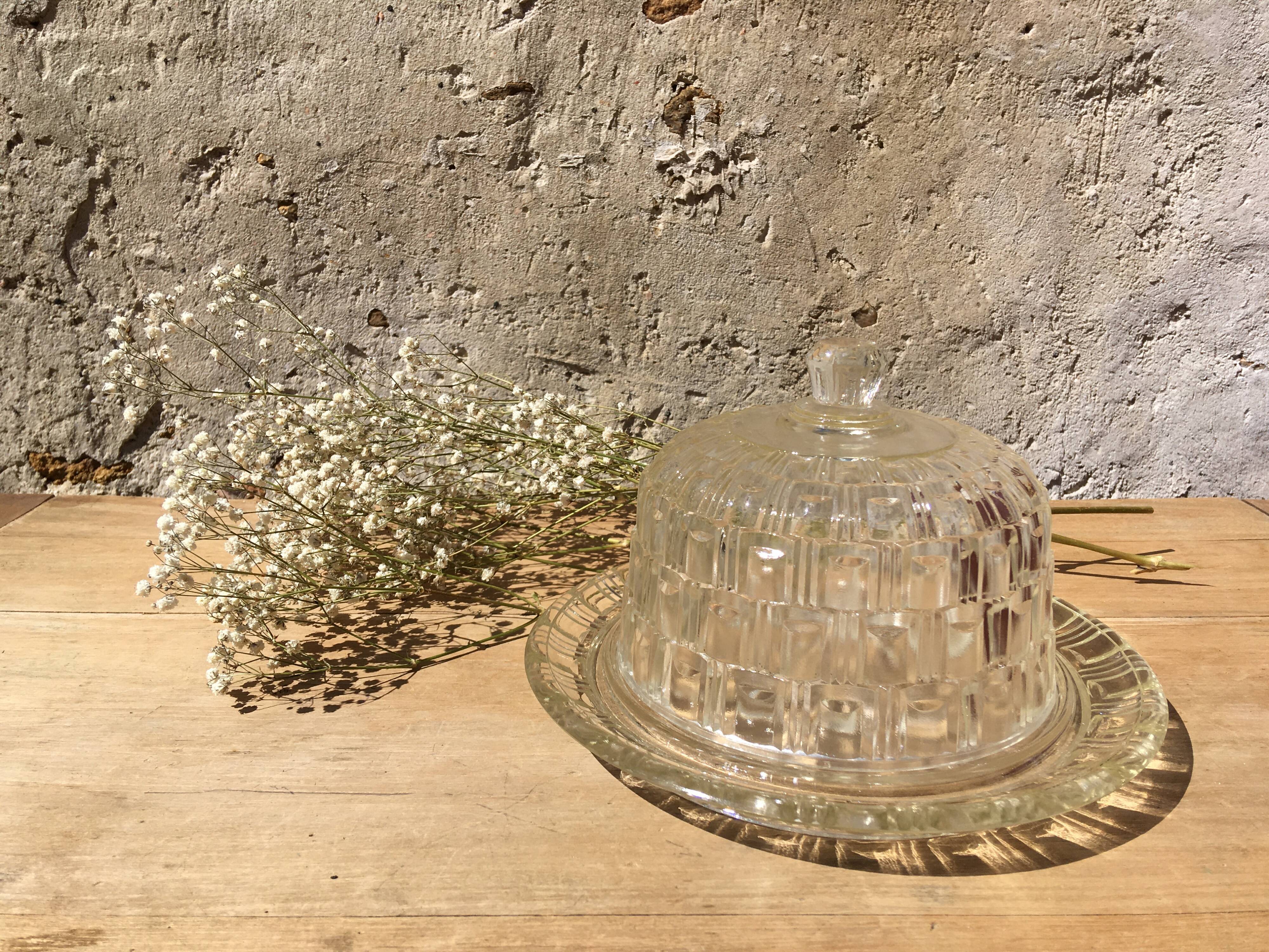 Glass bell with tray