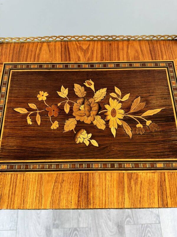 Étagère en marqueterie, style Napoléon III, XIXe siècle
