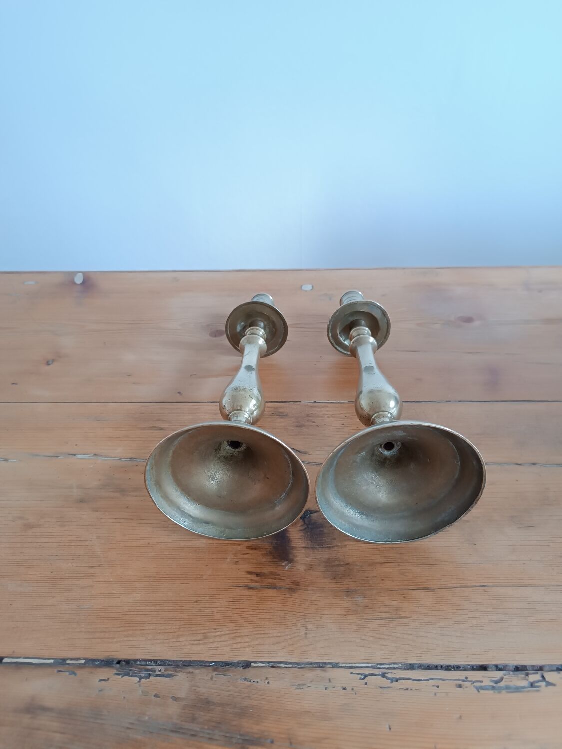 Paire de bougeoirs en laiton