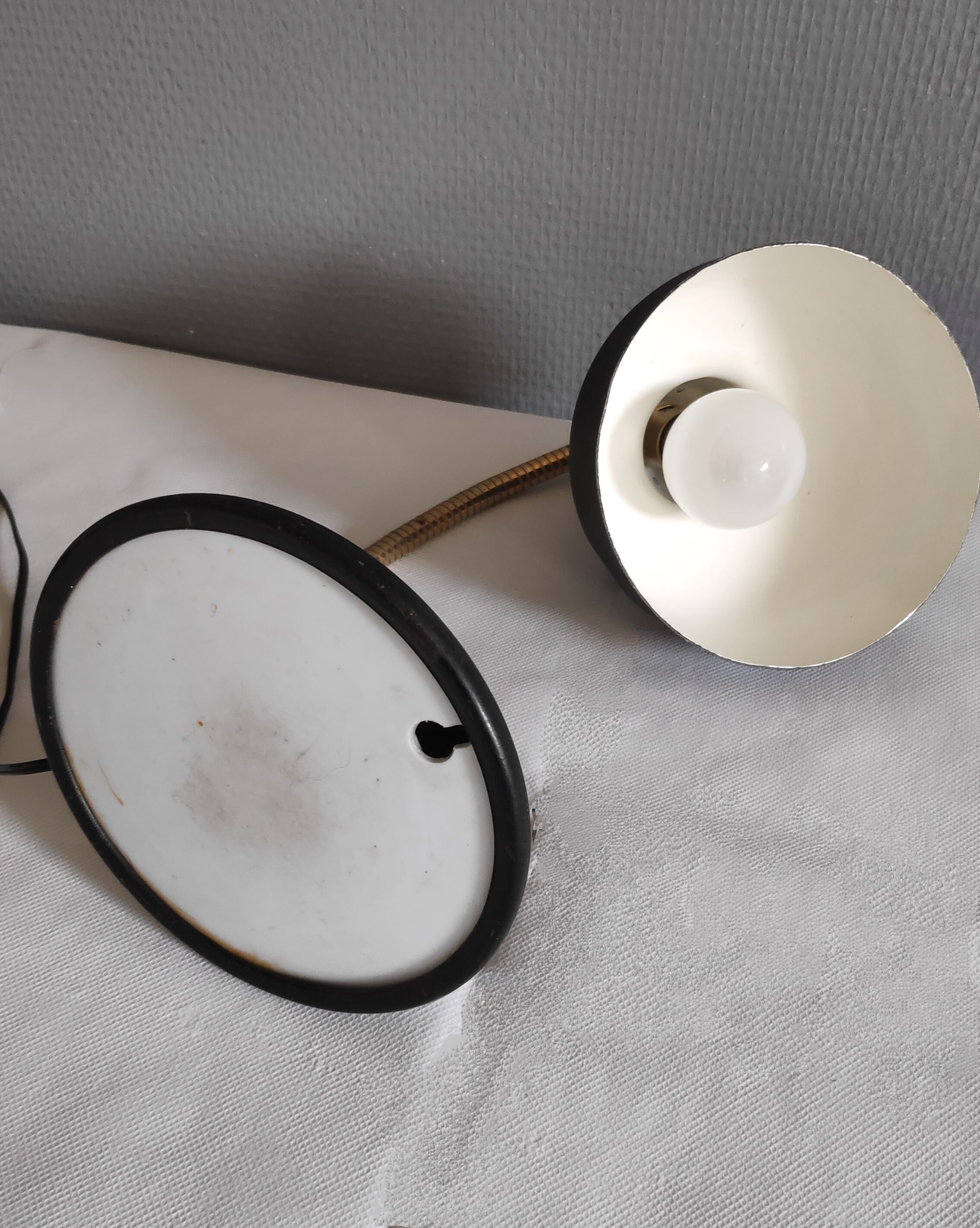 Black and gold casserole desk lamp