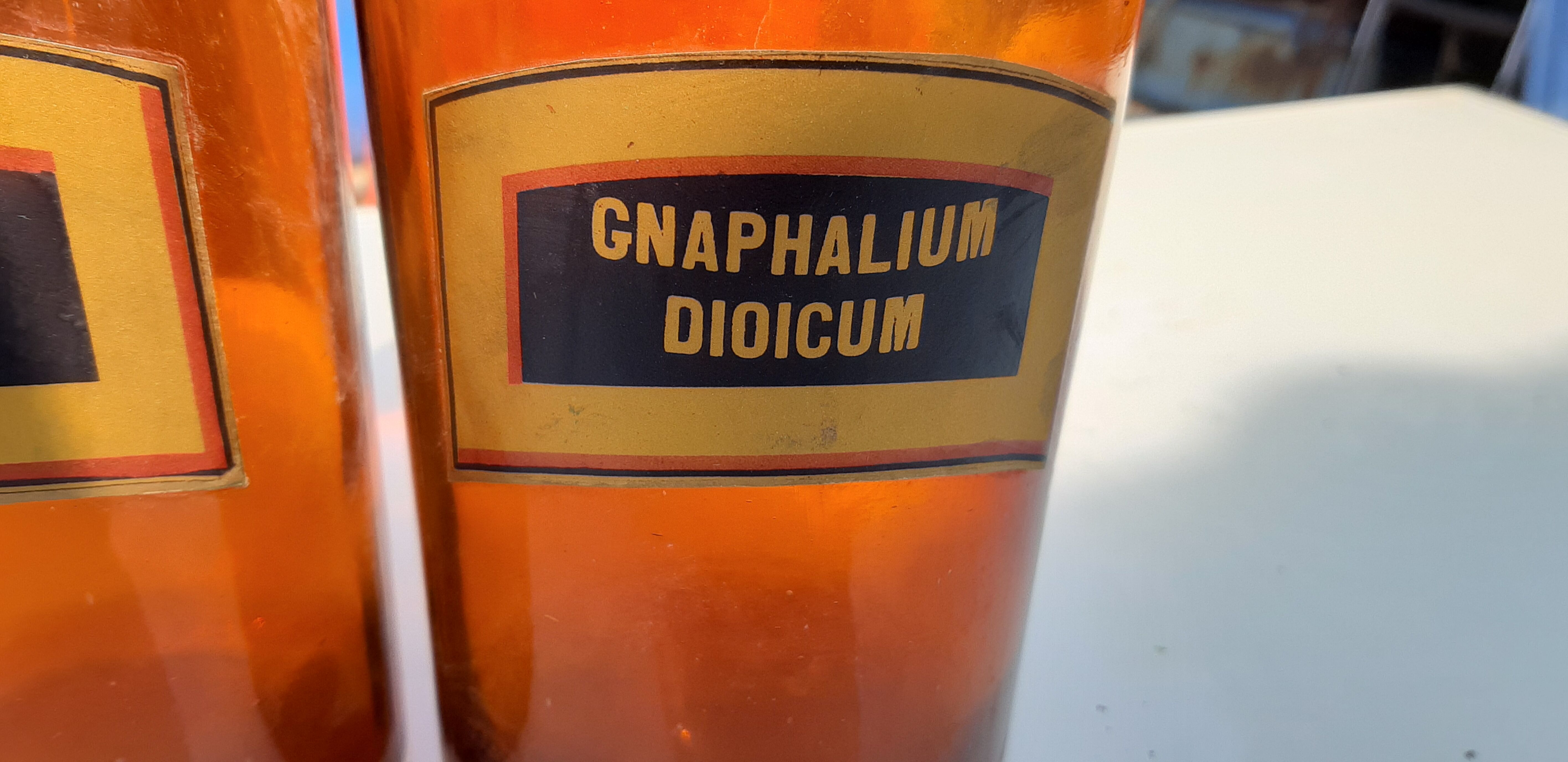 Paire de flacons a pharmacie en verre marron