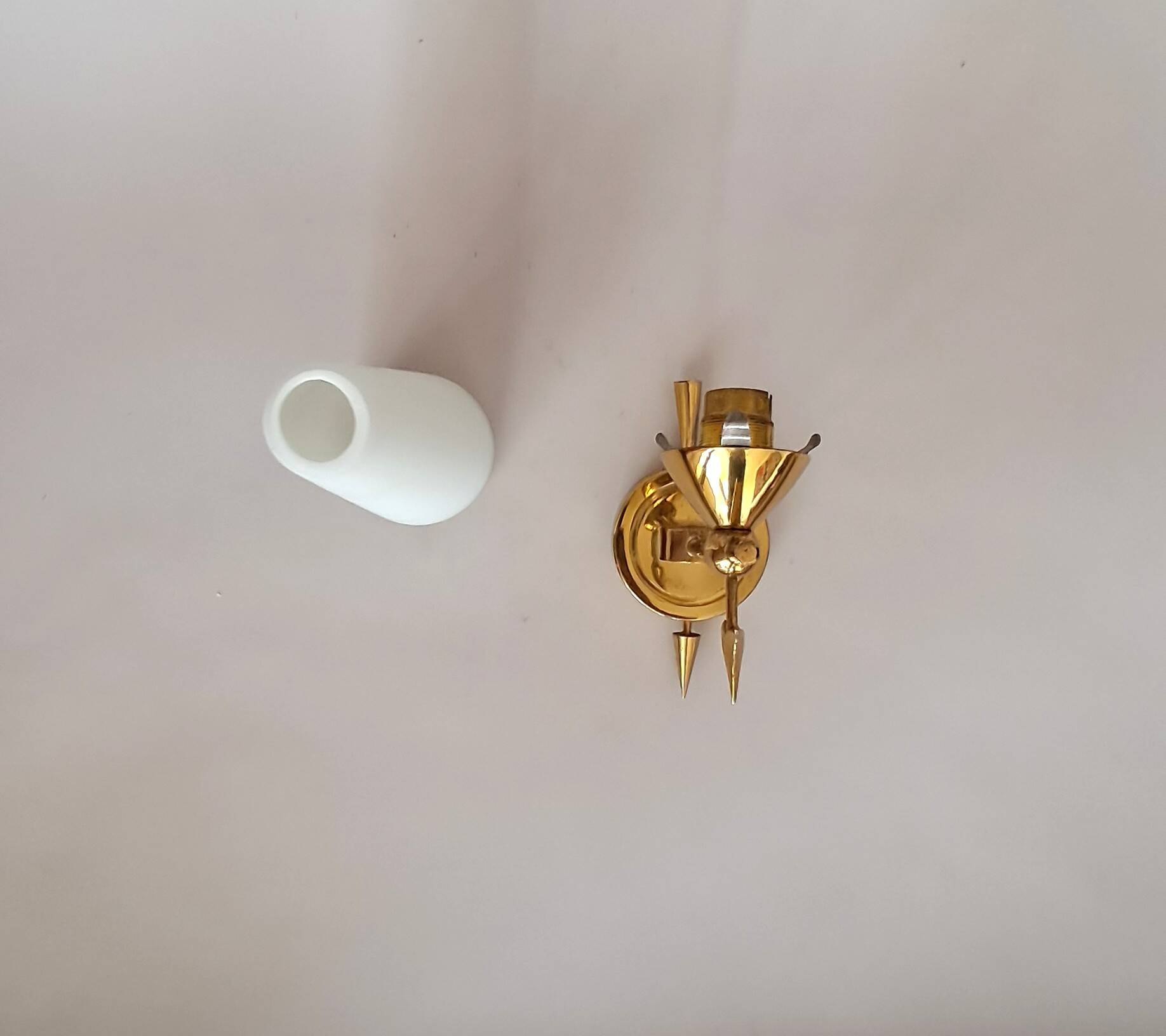 Wall lamp in gilded brass and white opaline, 1960.