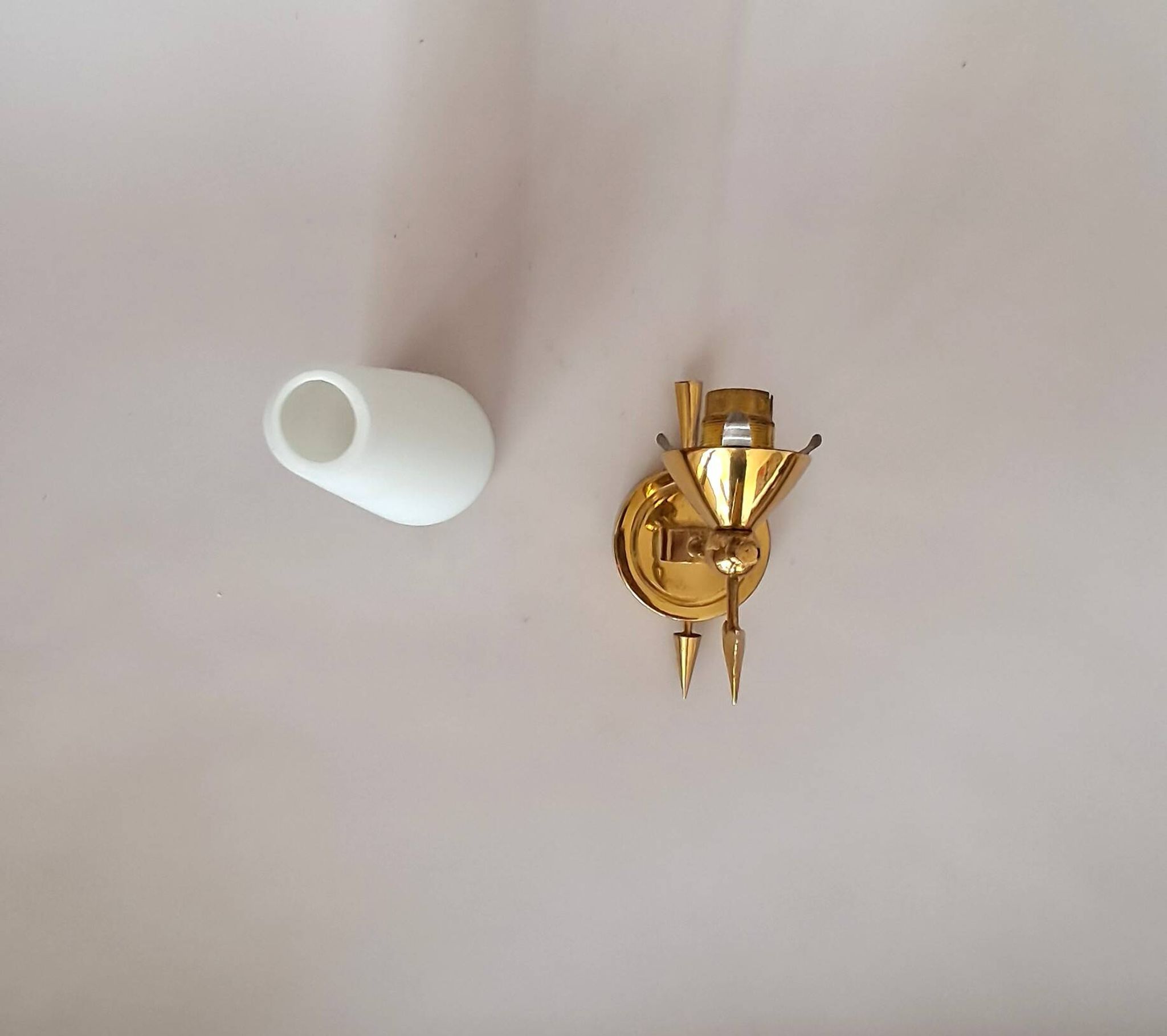 Applique en laiton doré et opaline blanche 1960