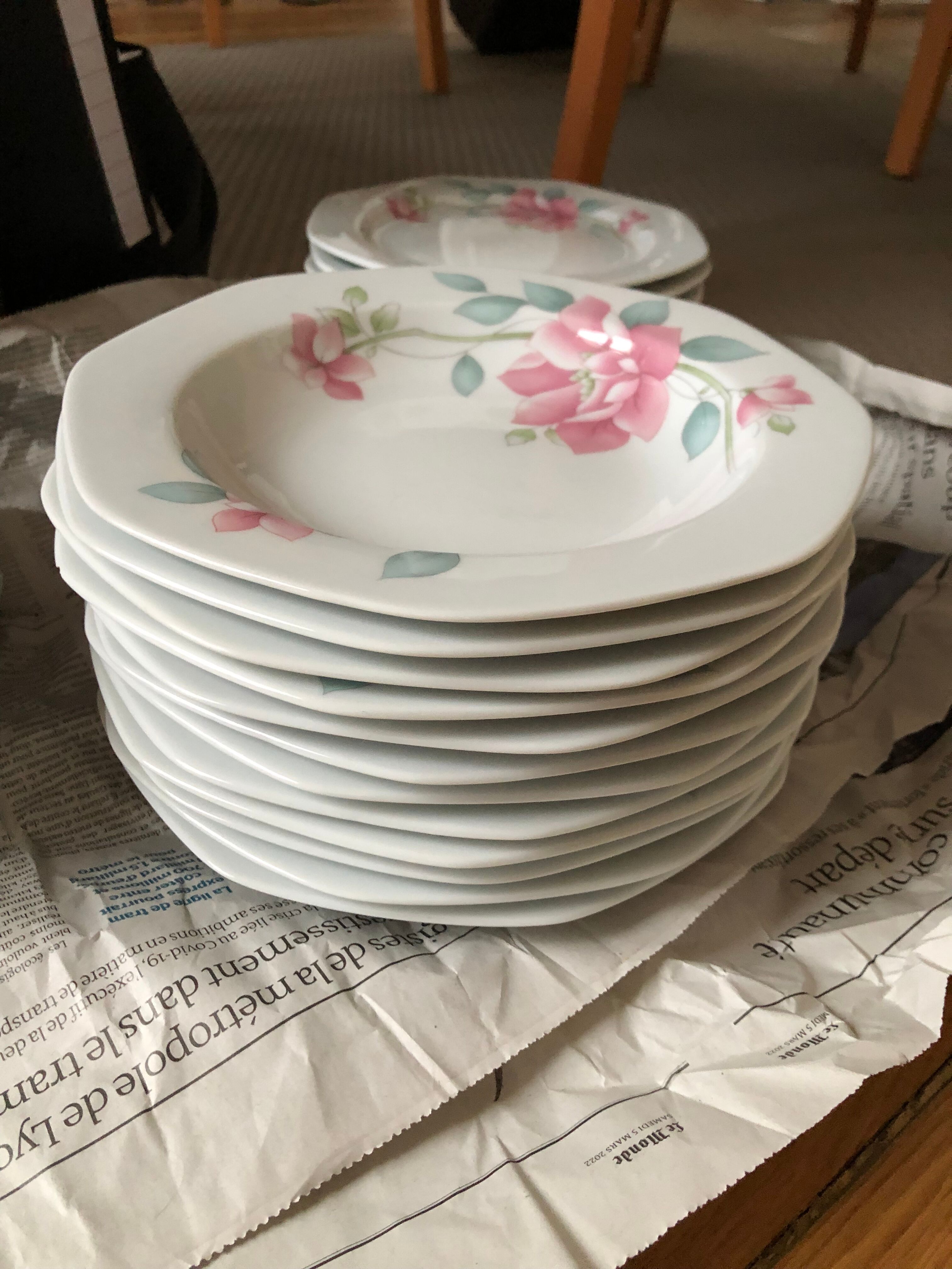 Porcelain plate service