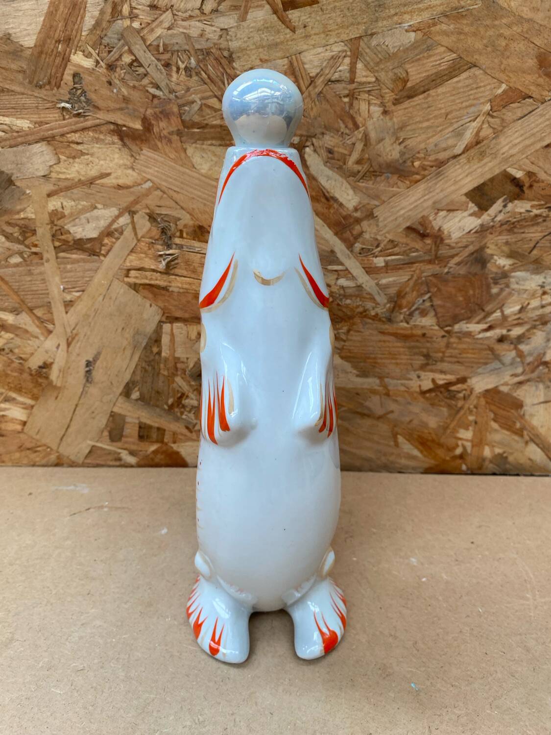 Ancienne bouteille forme poisson blanc orange vintage