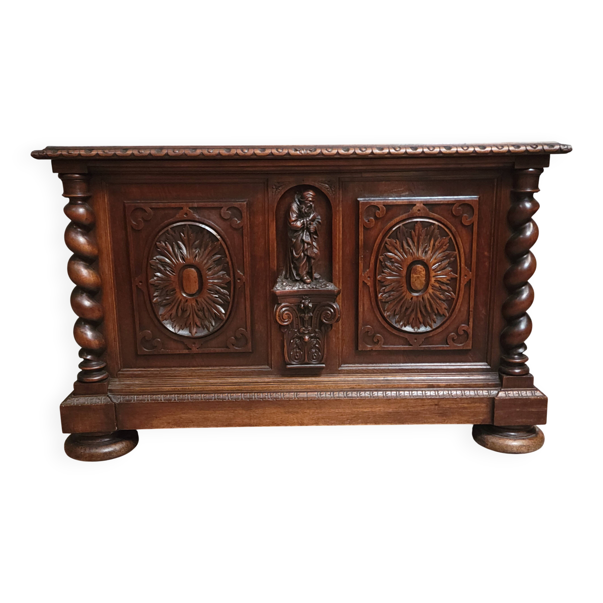 Coffre ancien style Renaissance en noyer massif richement sculpté