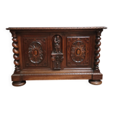 Coffre ancien style Renaissance en noyer massif richement sculpté