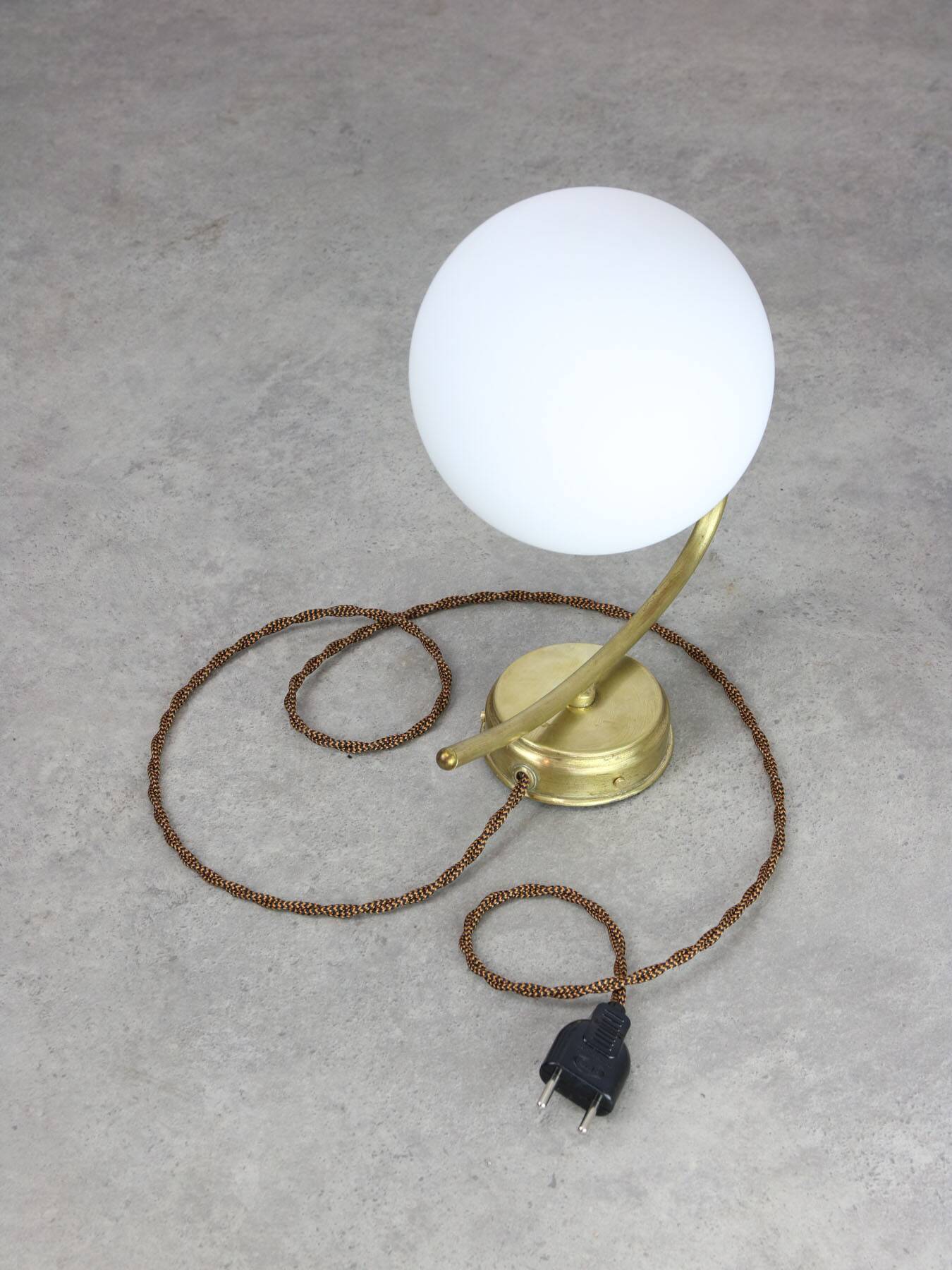 Applique murale italienne vintage en laiton et opaline