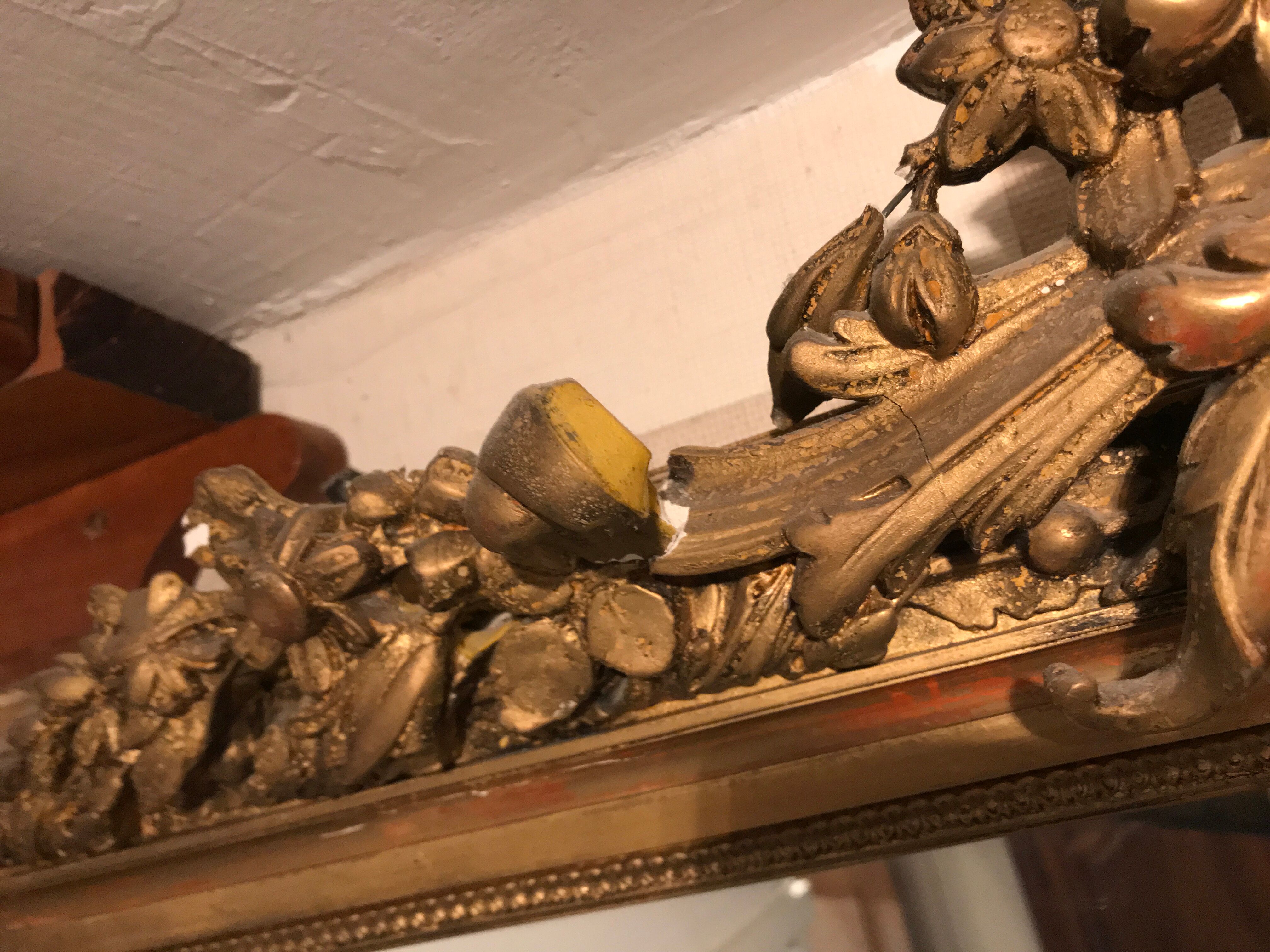 Large antique mirror with flagship shell in wood and gilded stucco