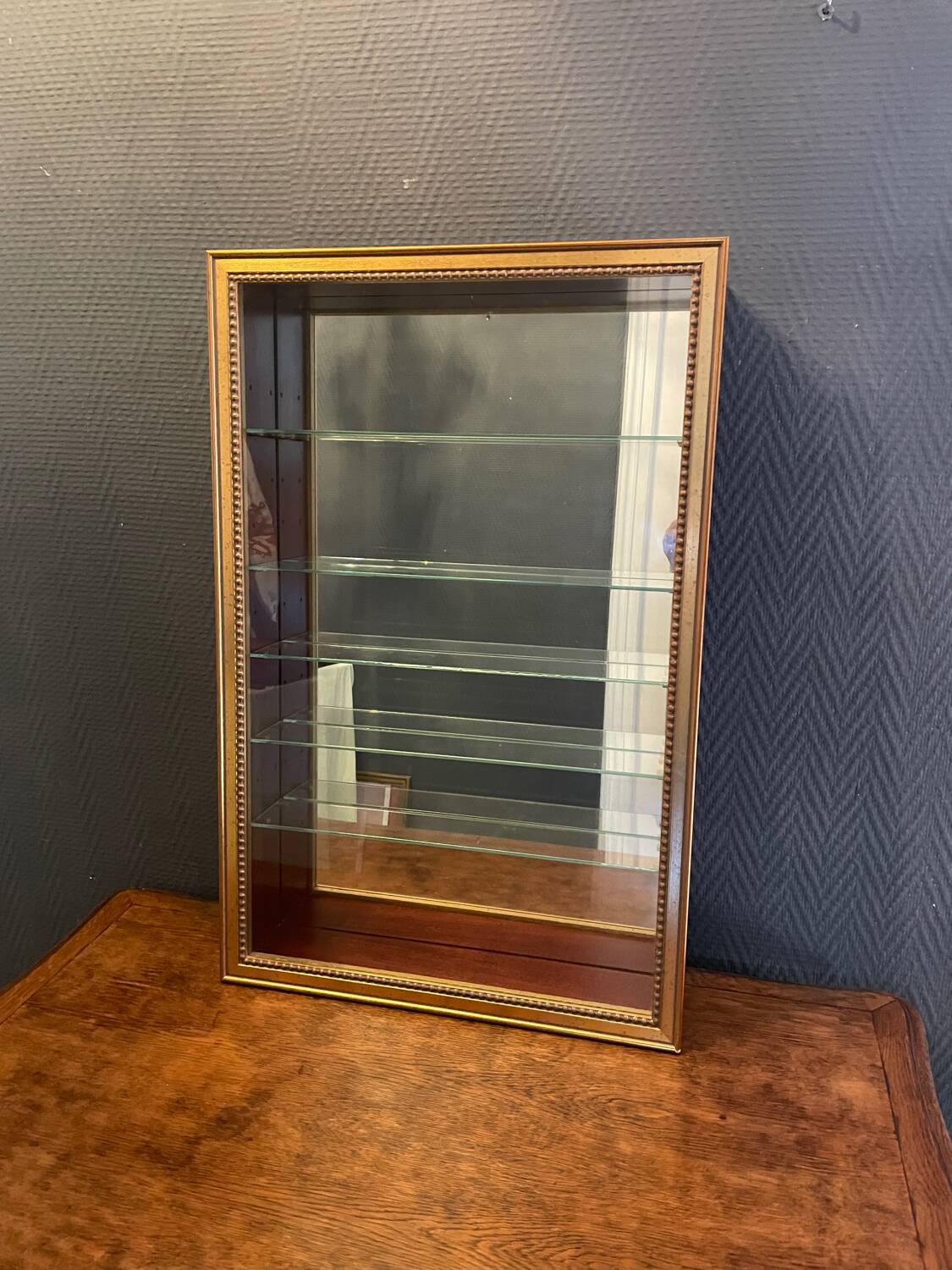 Vitrine en bois doré à suspendre .