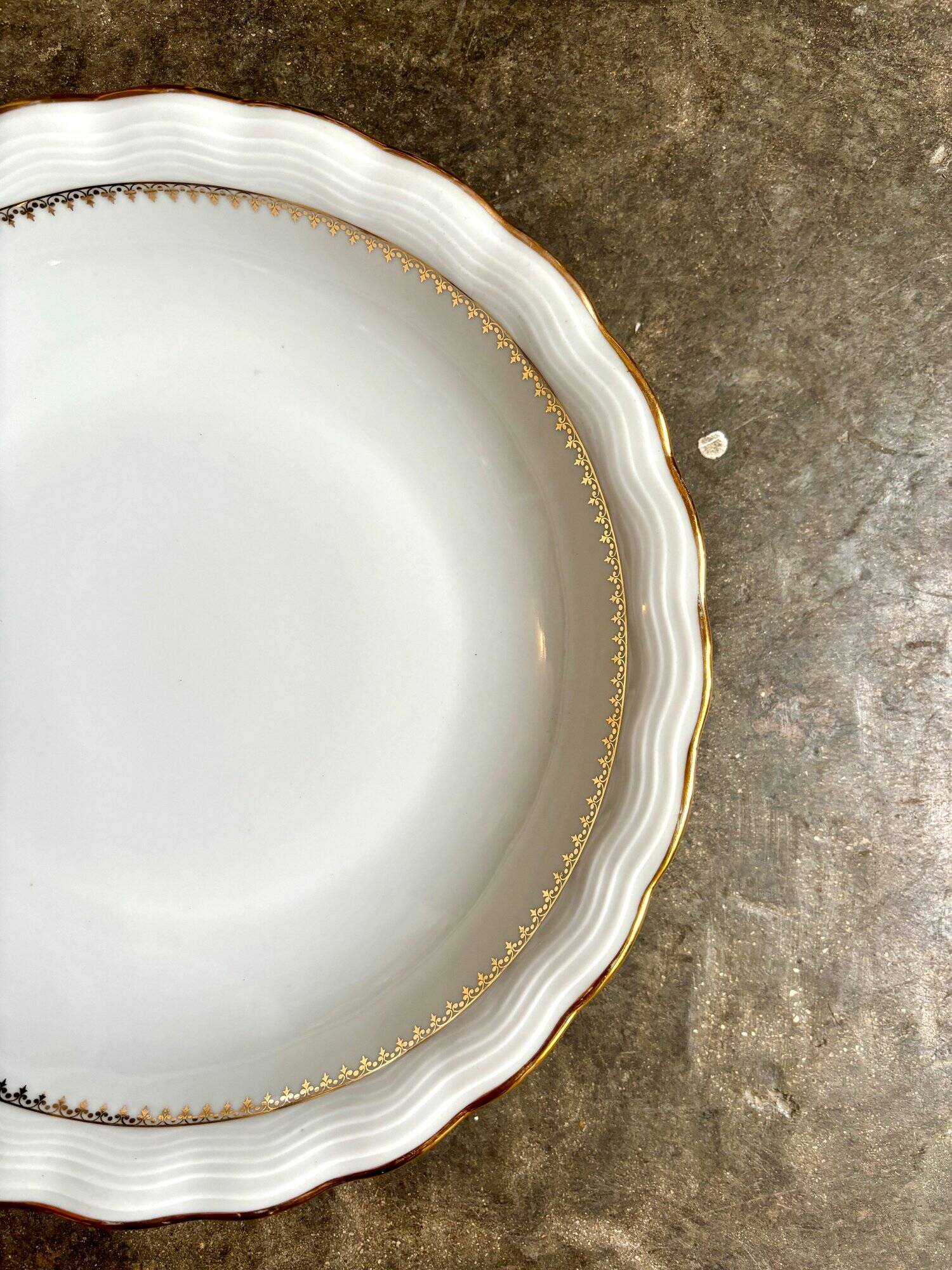 Plat rond et creux ULIM en porcelaine de Limoges blanche et dorée