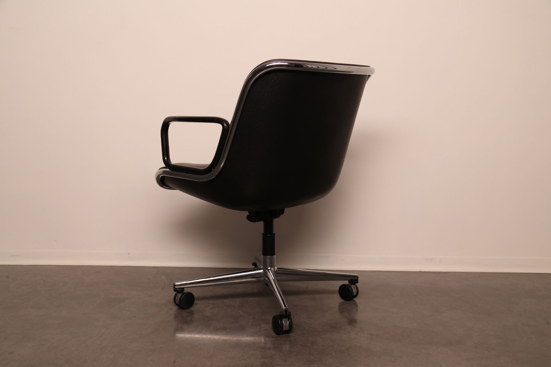 Executive office chair by Charles Pollock for Knoll - US - 1970's