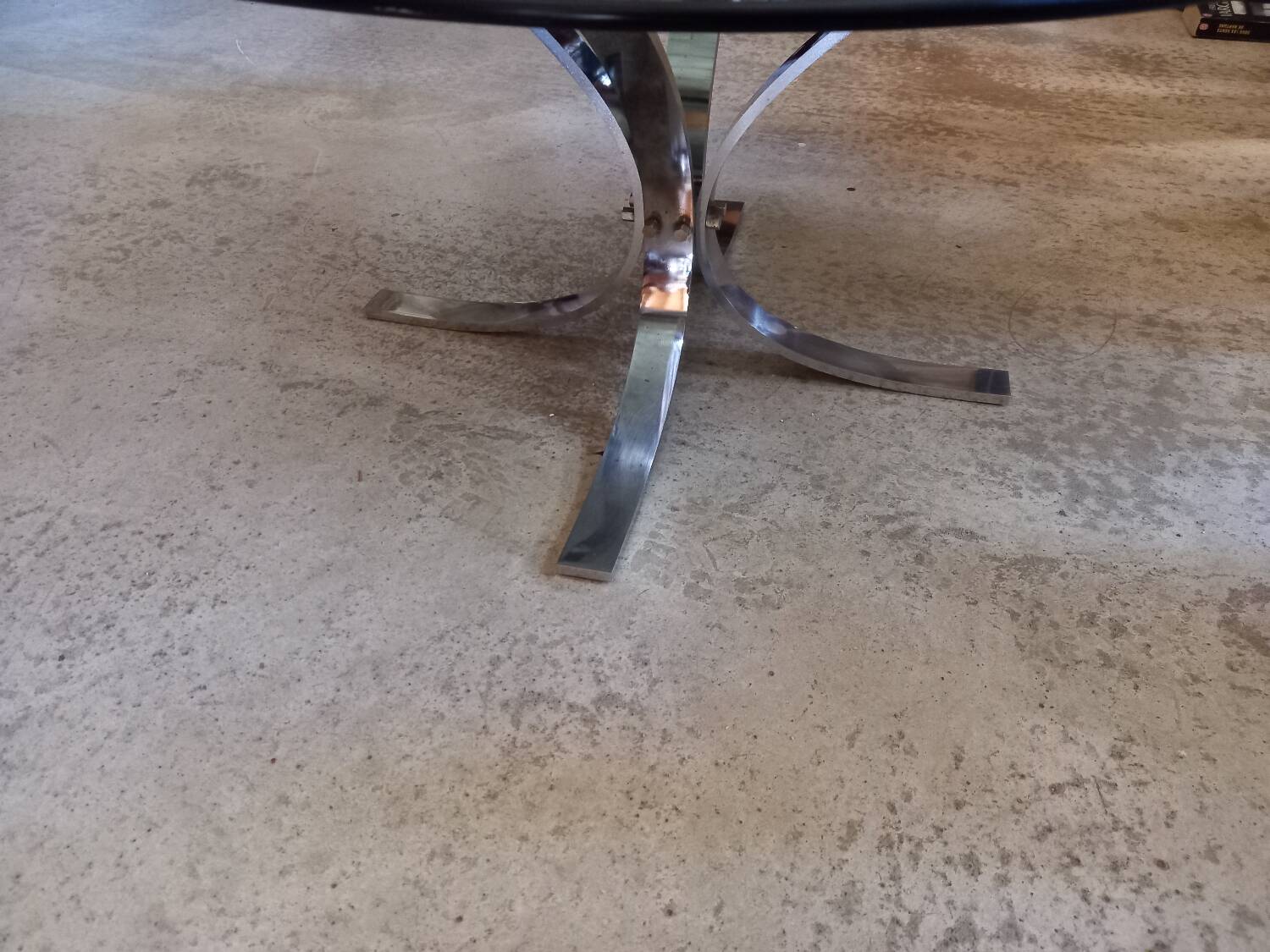 Round coffee table in smoked glass and chrome-plated metal