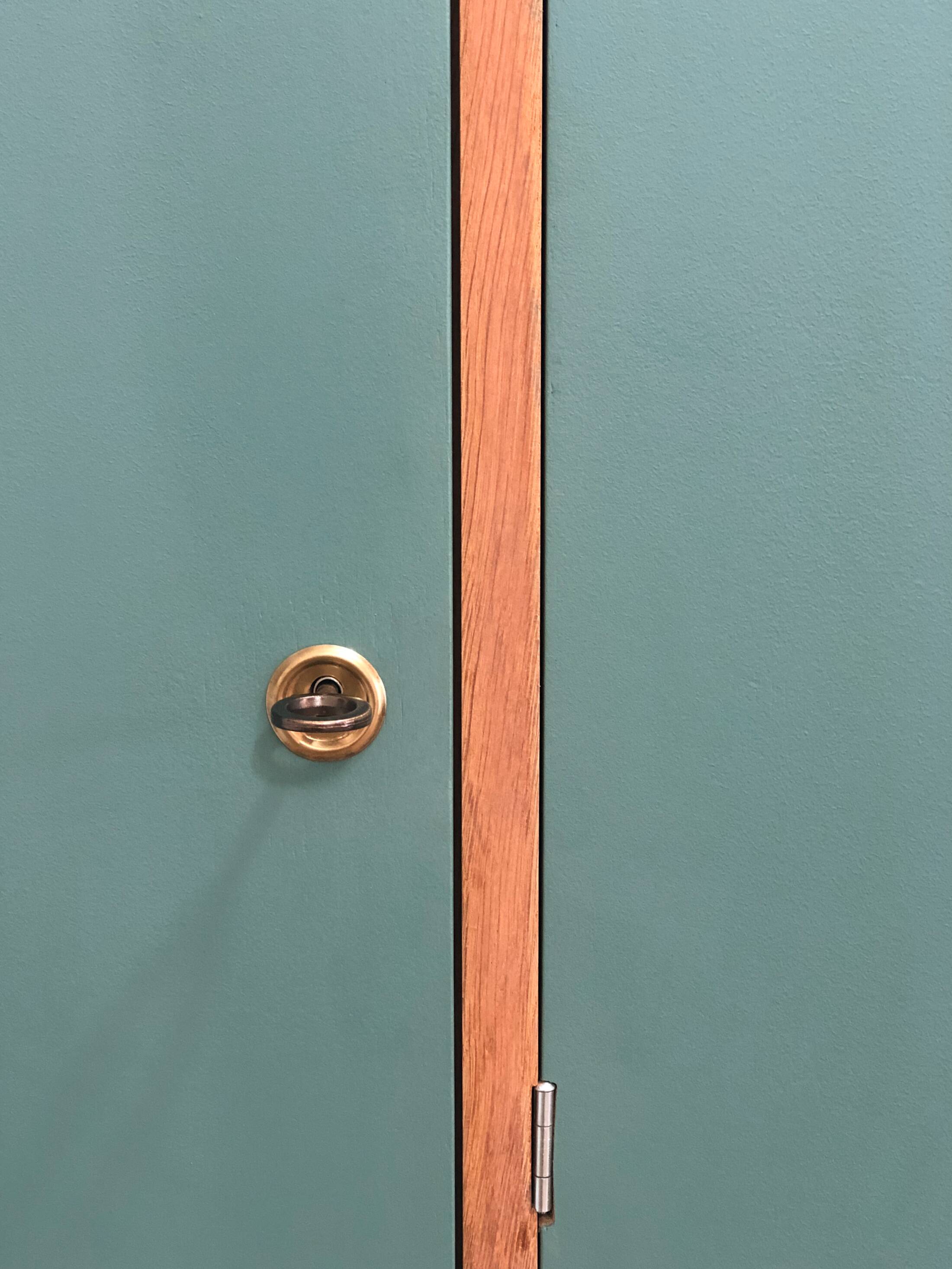 Grande Armoire des années 70, 4 portes, pieds compas, Vert Céladon