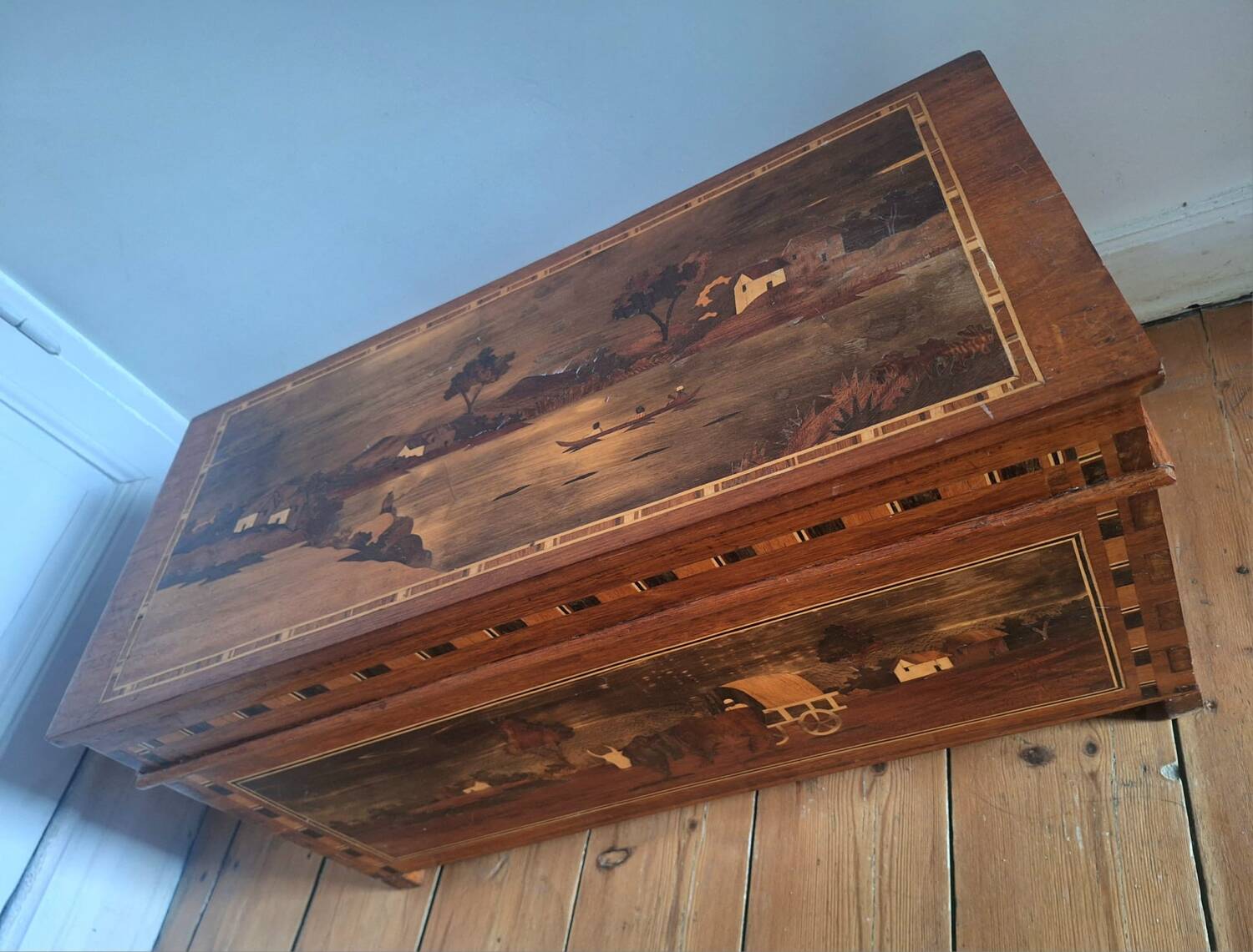 Coffre vintage en marqueterie, décoration ancienne