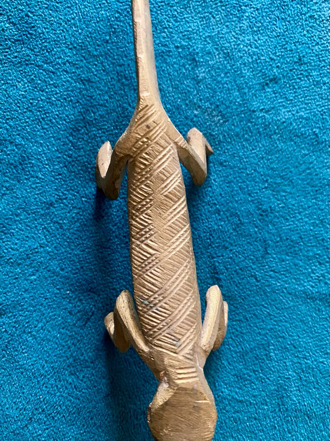 6 crocodile-shaped brass knife holders