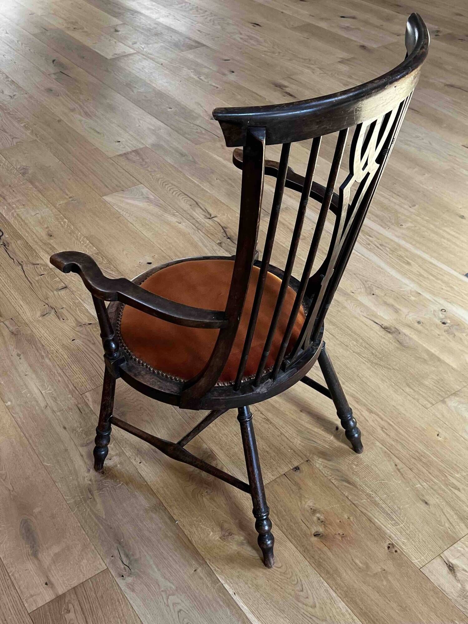 Fauteuil Windsor à dossier peigne, bois teinté et velours terracotta