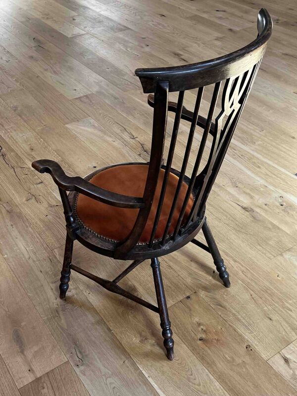 Fauteuil Windsor à dossier peigne, bois teinté et velours terracotta
