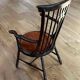 Fauteuil Windsor à dossier peigne, bois teinté et velours terracotta