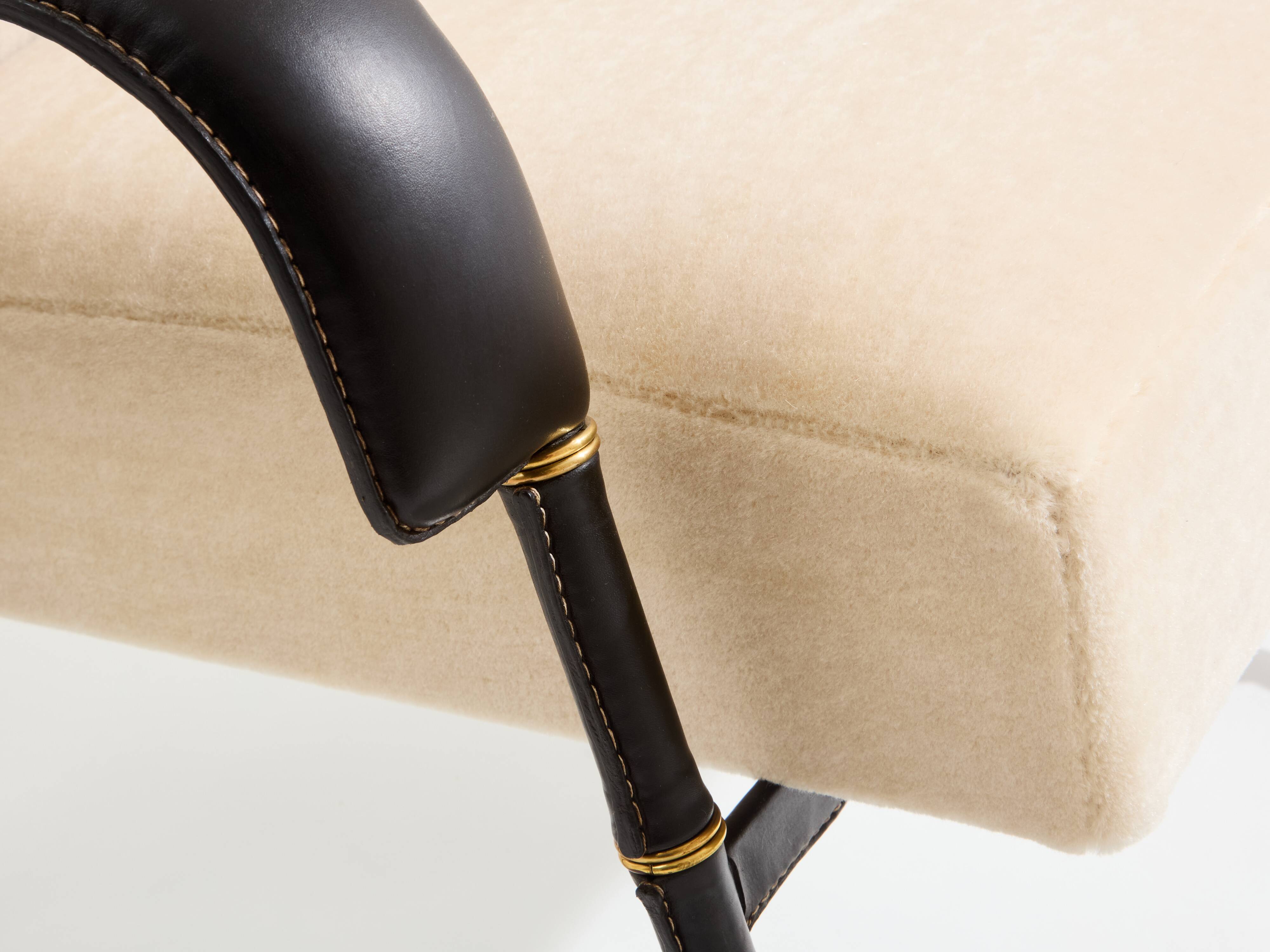 Jacques Adnet Fauteuil à bascule et ottoman cuir et velours de mohair 1950