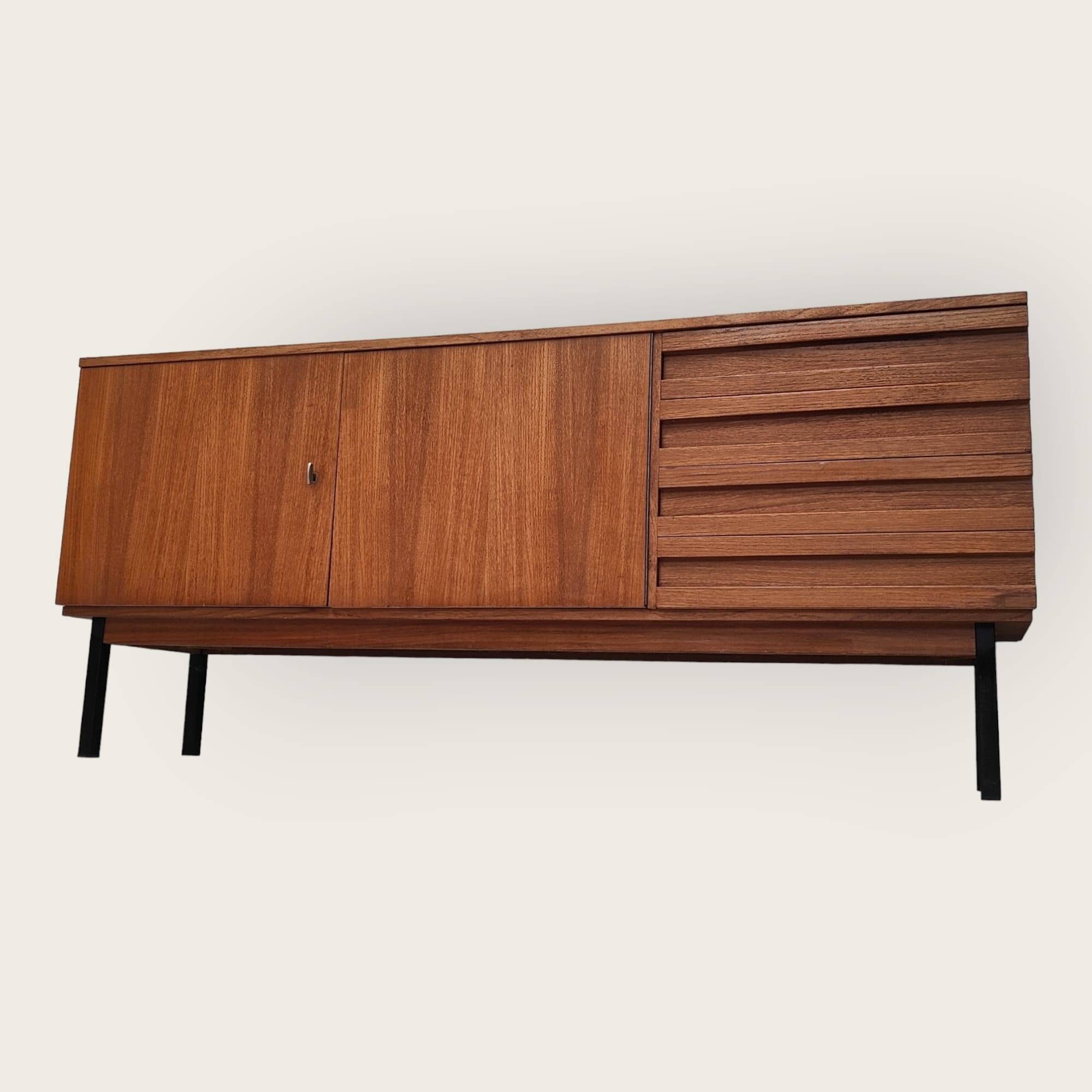 Buffet du milieu du siècle