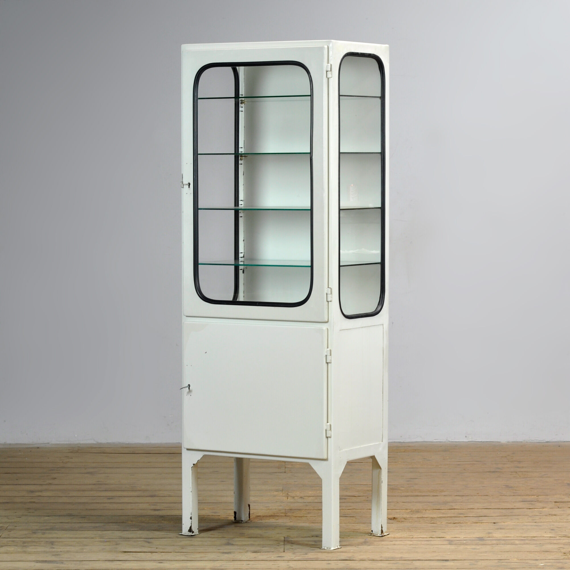 Vintage medicine cabinet, 1970s